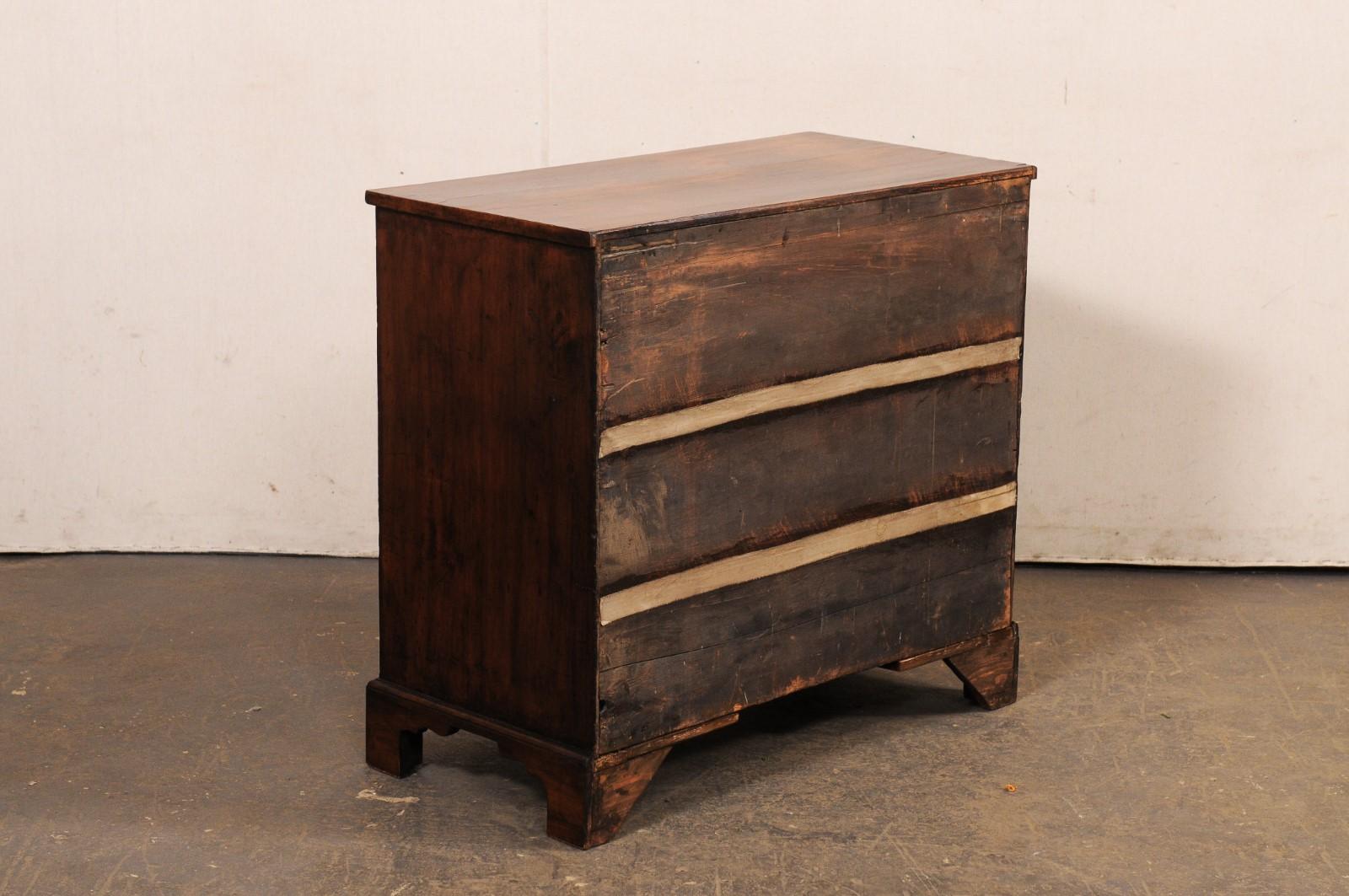 Commode francese in mogano dell'inizio del XIX secolo, dal design pulito e piacevole in vendita 4