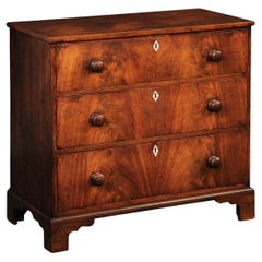 Commode francese in mogano dell'inizio del XIX secolo, dal design pulito e piacevole
