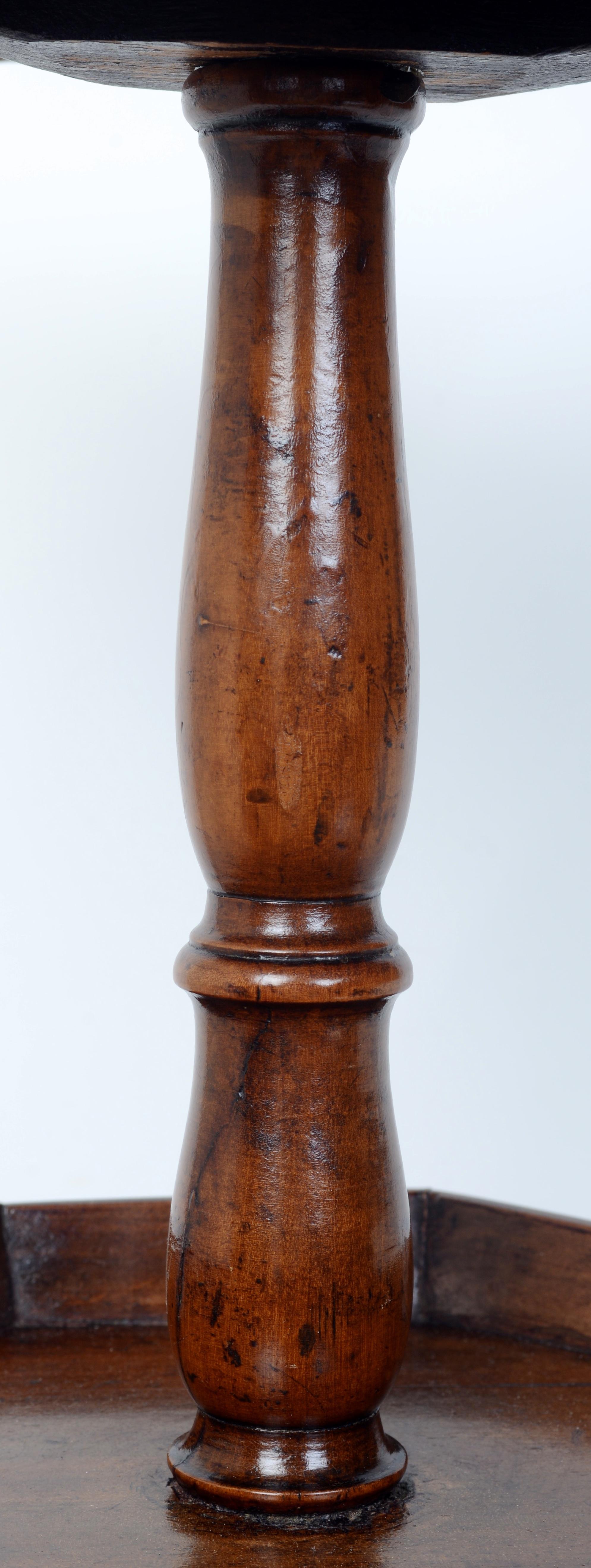 Frühes 19. Jh. Französischer Directoire-Nähtisch mit Marmoraufsatz und Isle of Man-Füßen im Angebot 6