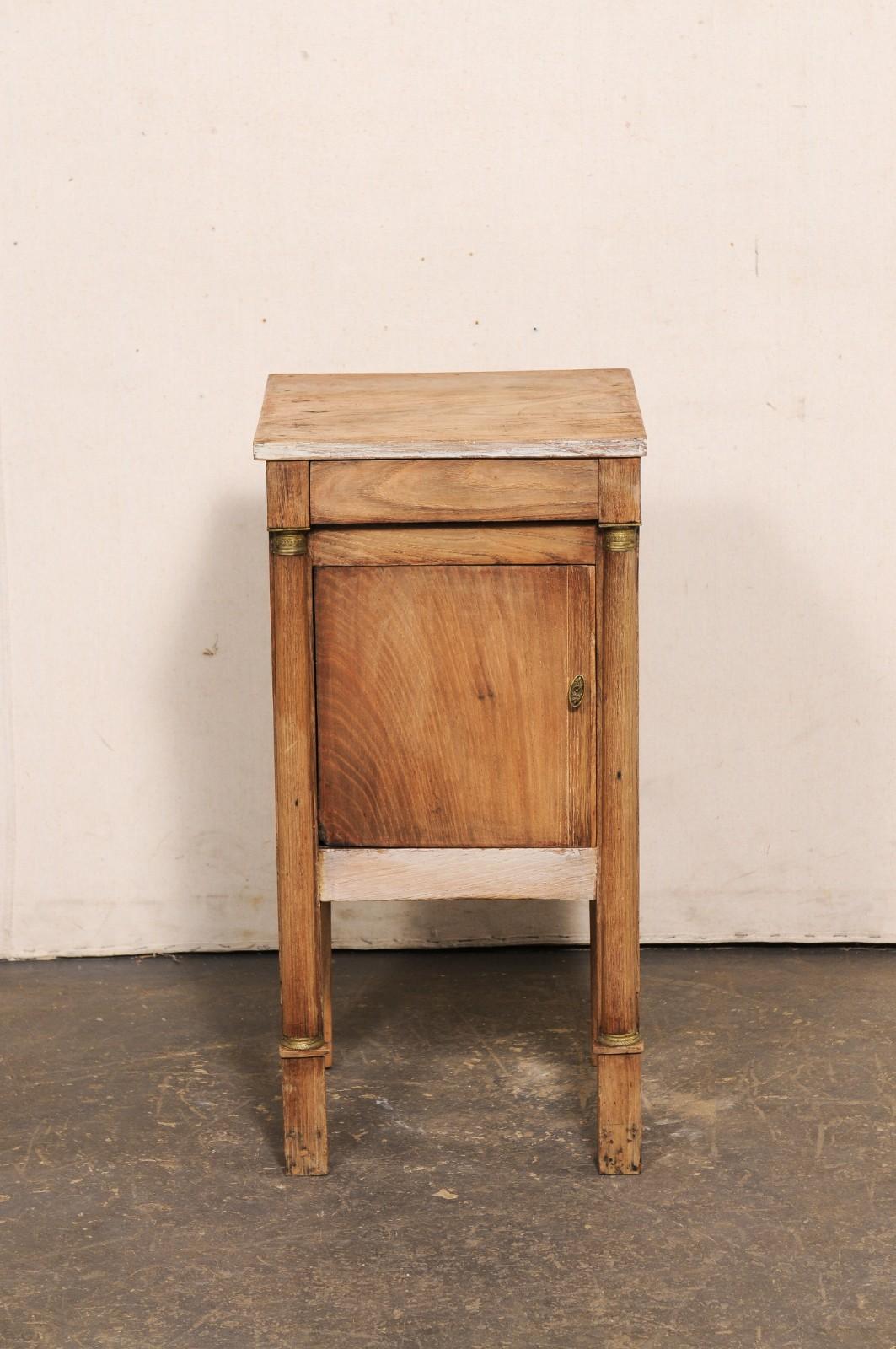 Cassapanca francese di piccole dimensioni dell'inizio del XIX secolo con accenti in ottone in vendita 4