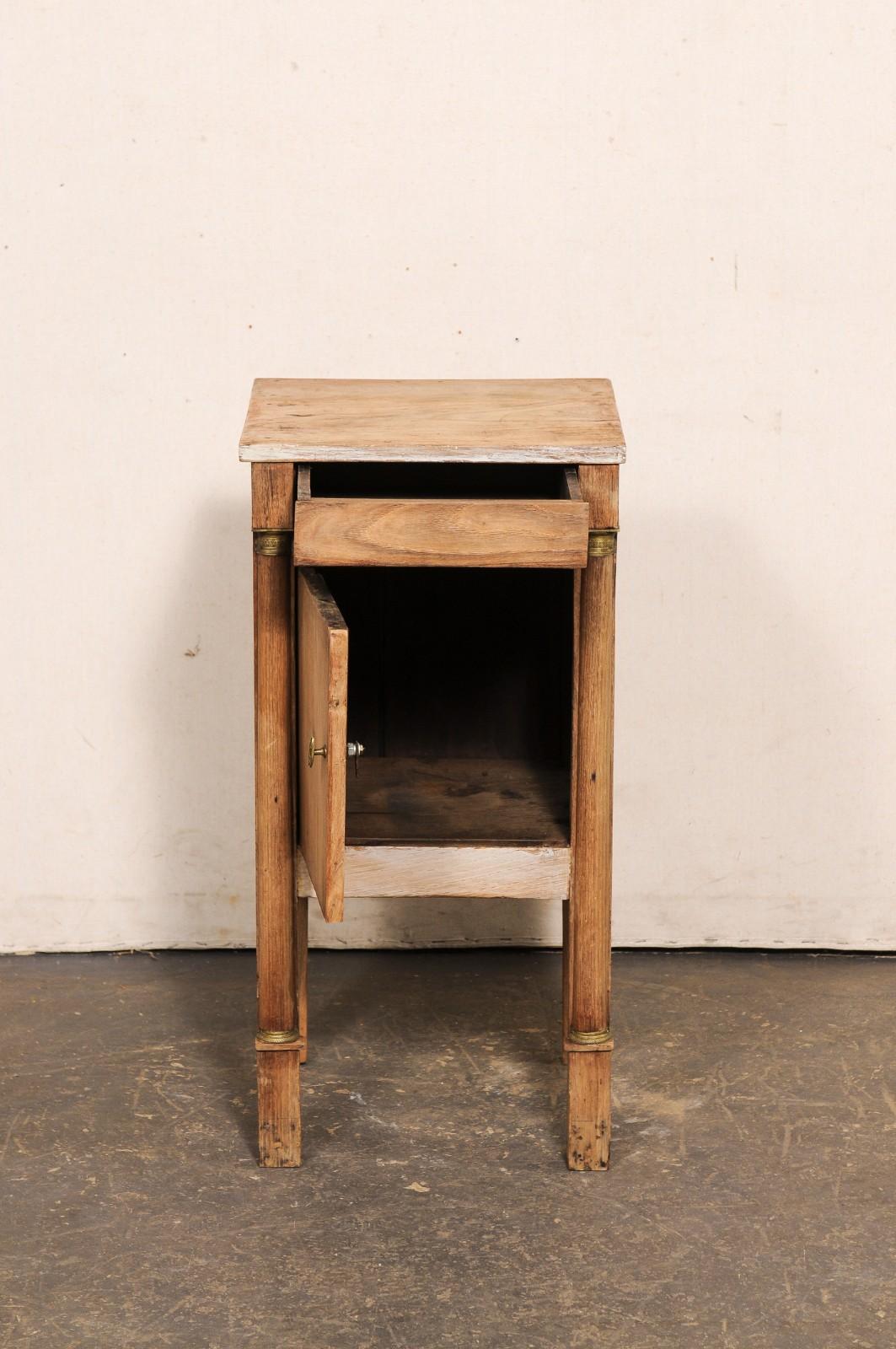 Cassapanca francese di piccole dimensioni dell'inizio del XIX secolo con accenti in ottone in vendita 5