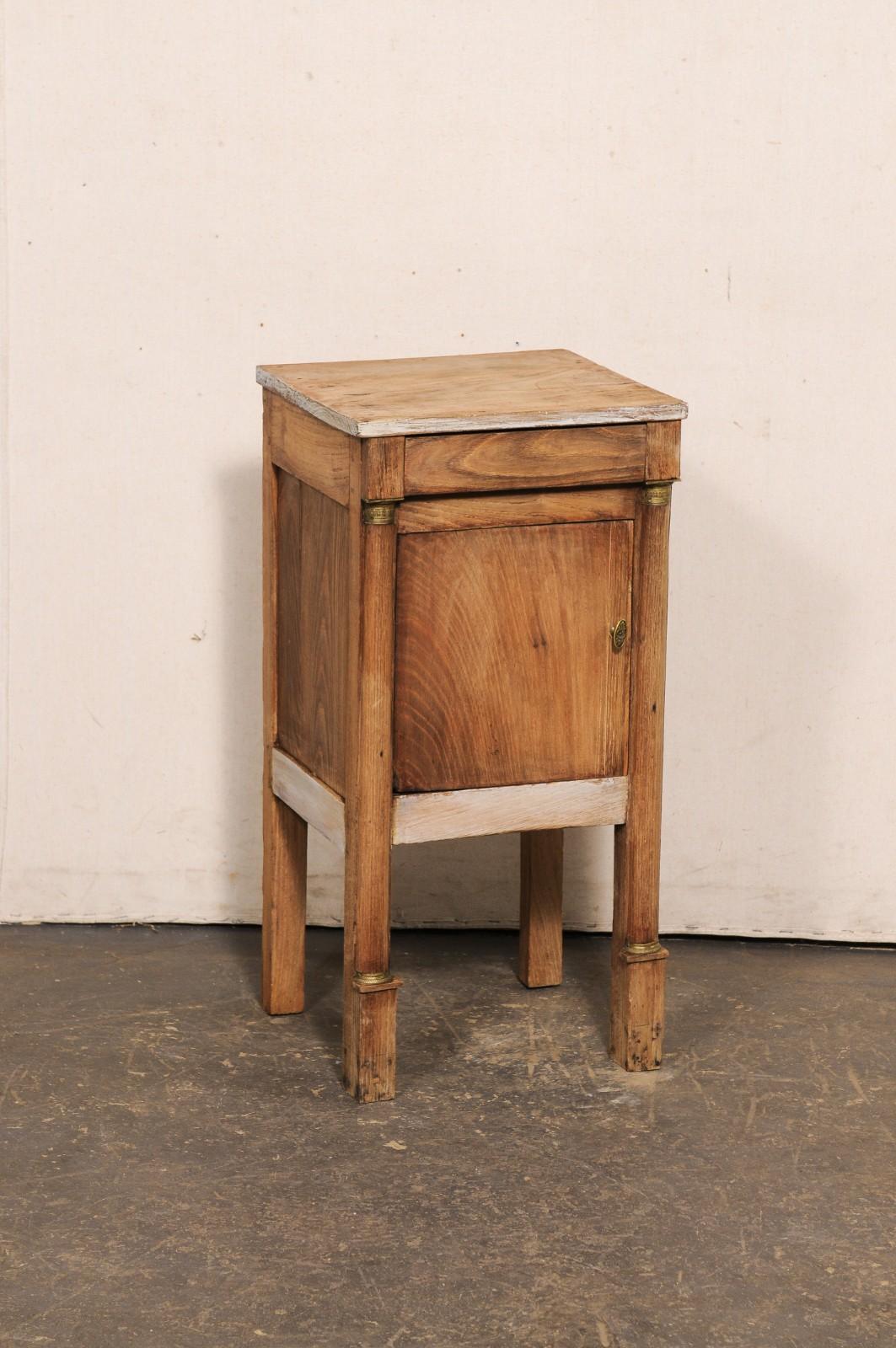 Cassapanca neoclassica francese di piccole dimensioni con inserti in ottone, risalente agli inizi del XIX secolo. Questa antica commode di epoca neoclassica proveniente dalla Francia presenta un piano in legno quasi squadrato sopra la cassa che
