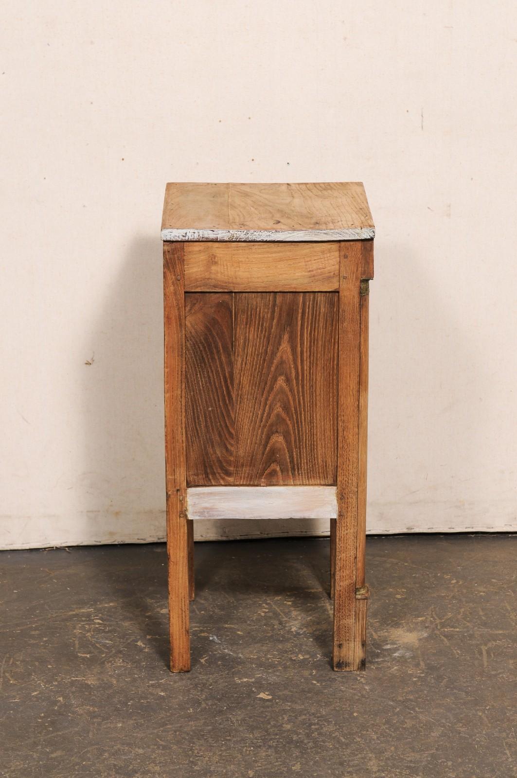 Neoclassico Cassapanca francese di piccole dimensioni dell'inizio del XIX secolo con accenti in ottone in vendita