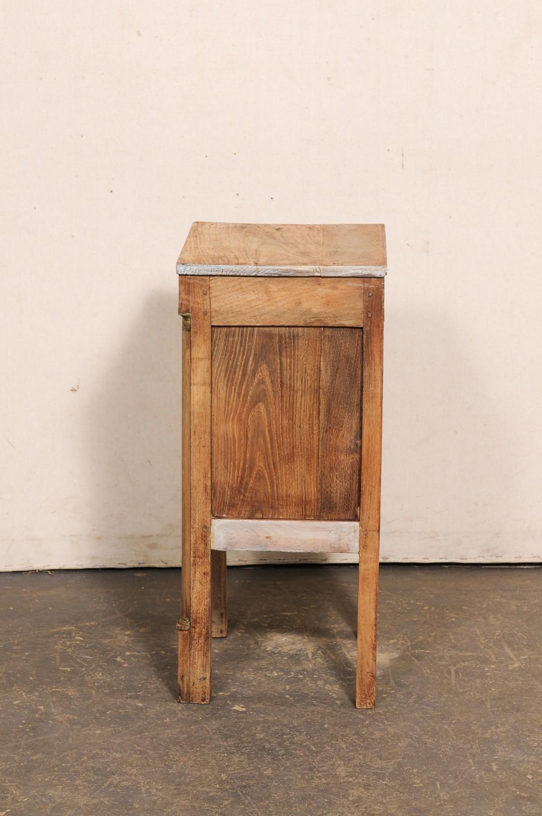 Cassapanca francese di piccole dimensioni dell'inizio del XIX secolo con accenti in ottone in vendita 2