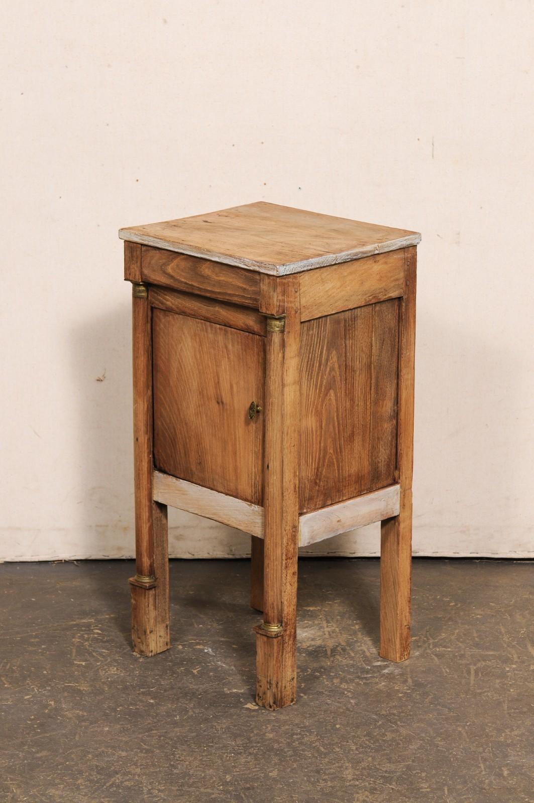 Cassapanca francese di piccole dimensioni dell'inizio del XIX secolo con accenti in ottone in vendita 3