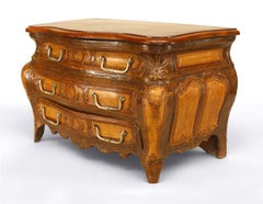 Commode miniature de style Régence française