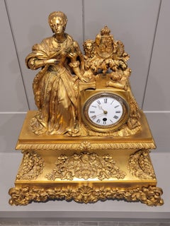 Pendule de cheminée en bronze doré et ornemental du début du XIXe siècle.