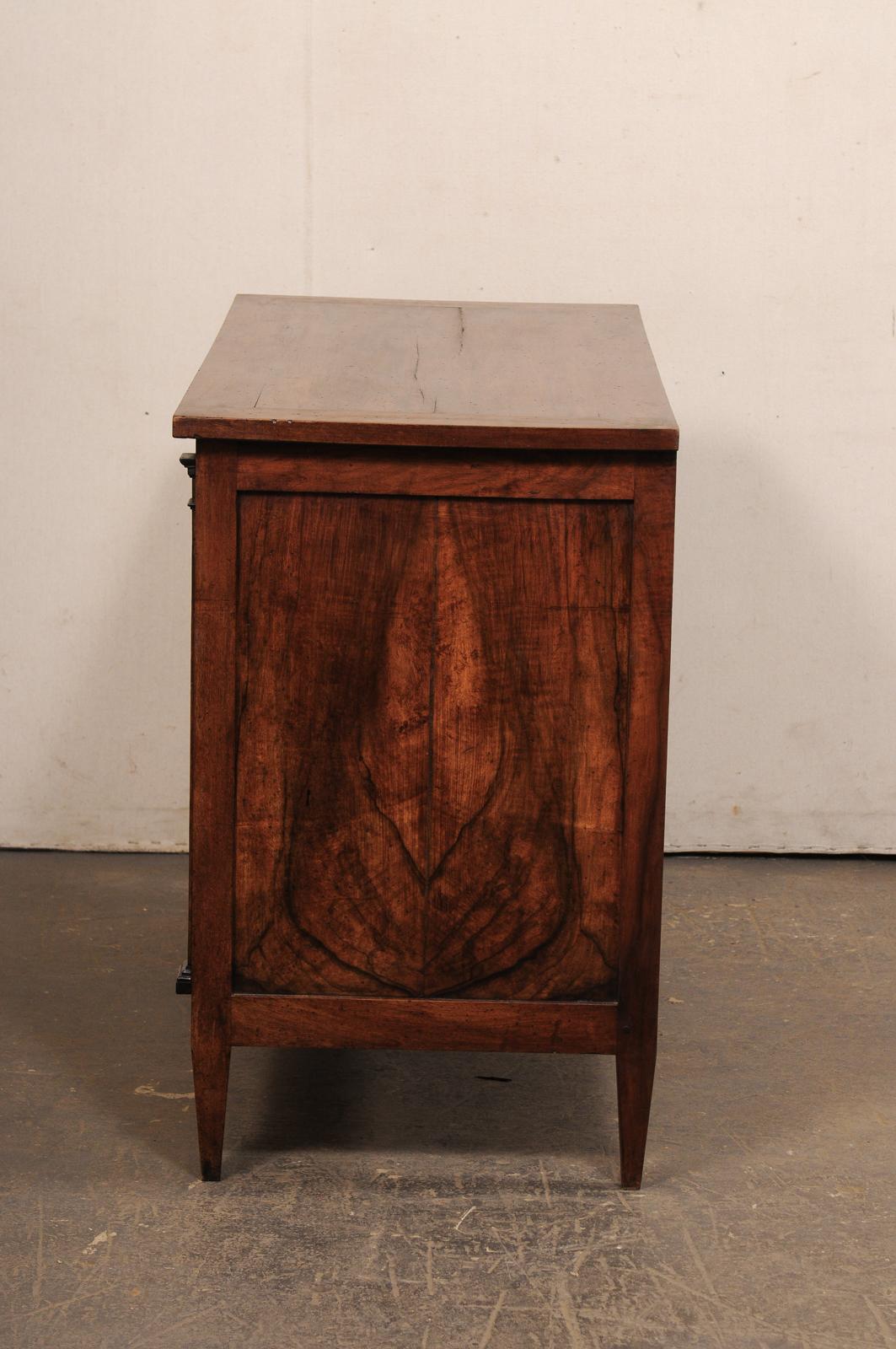 Legno Commodo francese a tre cassetti dei primi anni del XIX secolo con splendida impiallacciatura in vendita