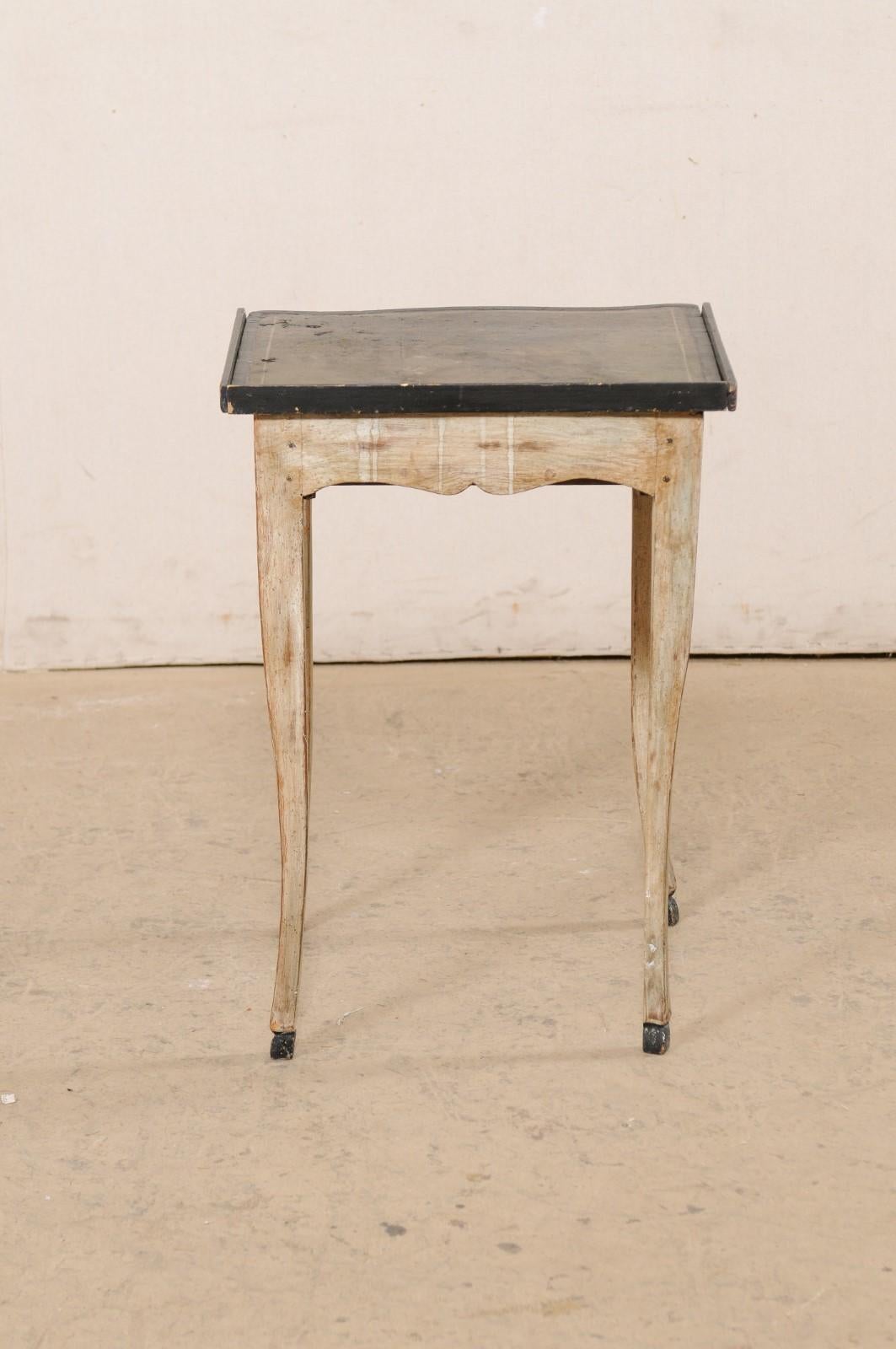 Mesa auxiliar francesa de madera de principios del siglo XIX con cajón y tapa de cuero verde y negro en venta 5