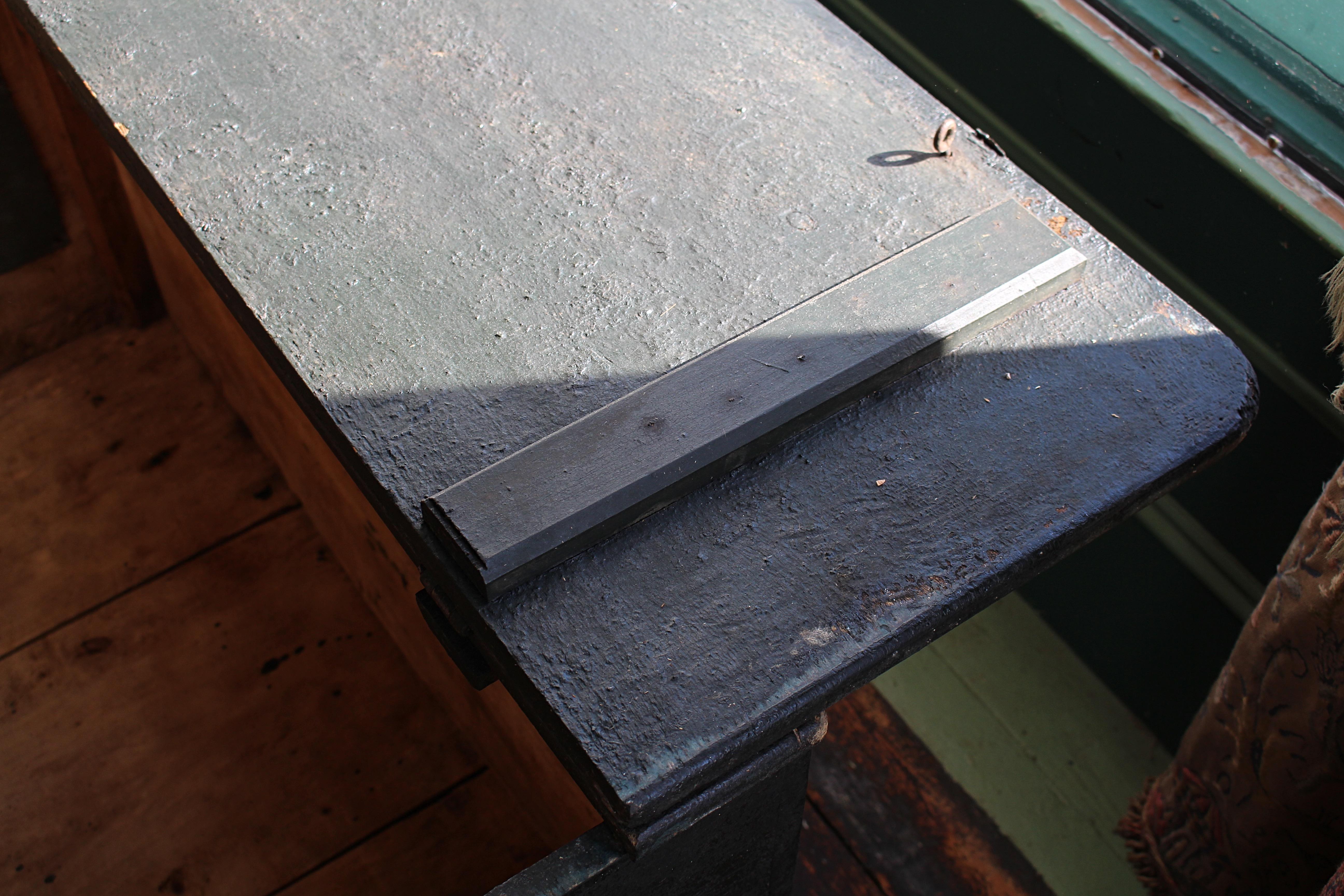 Early 19th C Georgian Original Painted Green Pitch Pine Dog Box Bed Crate In Good Condition For Sale In Lowestoft, GB