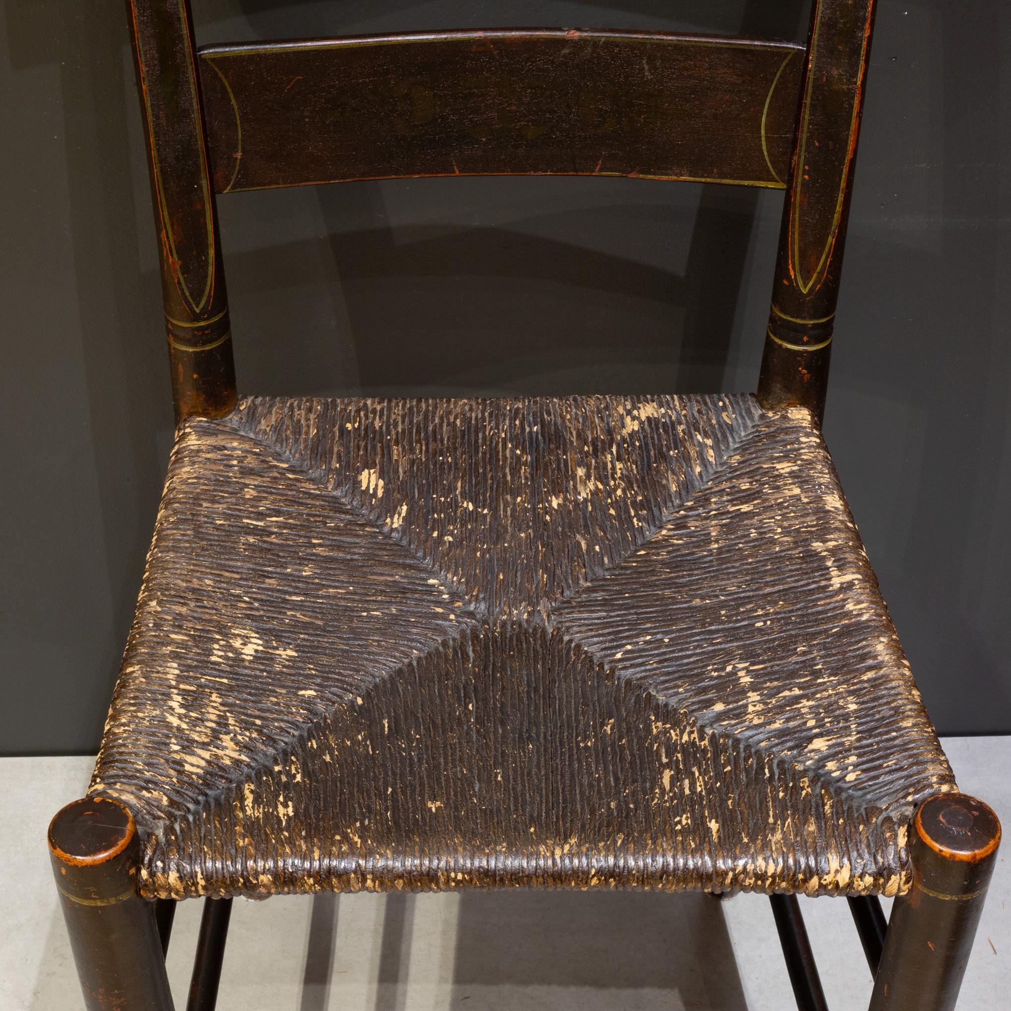 ACERCA DE

Silla rústica Hitchcock de principios o mediados del siglo XIX, con acabado original en madera pintada de negro con detalles florales dorados y asiento original de junco intacto.

    CREADOR Desconocido.
    FECHA DE FABRICACIÓN