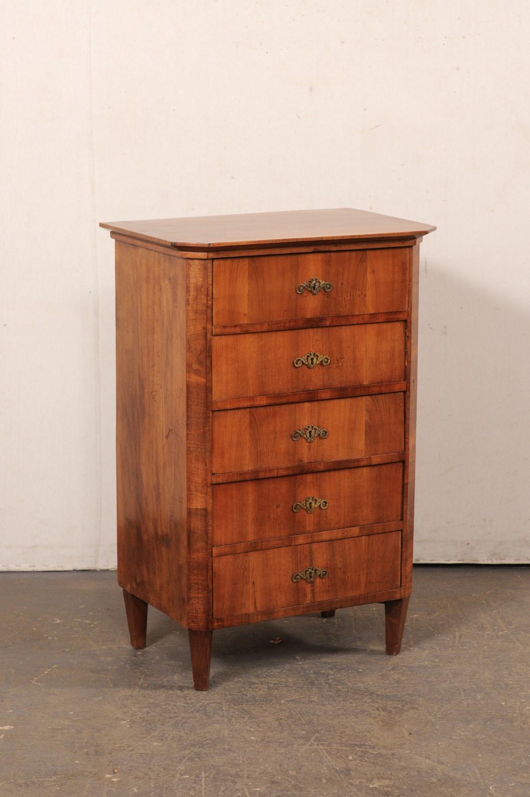 Cassettone a cinque cassetti in legno italiano degli inizi del XIX secolo. Questa cassapanca antica proveniente dall'Italia presenta un piano leggermente sporgente con angoli anteriori inclinati, in cima a una cassa alta e sottile che ospita cinque