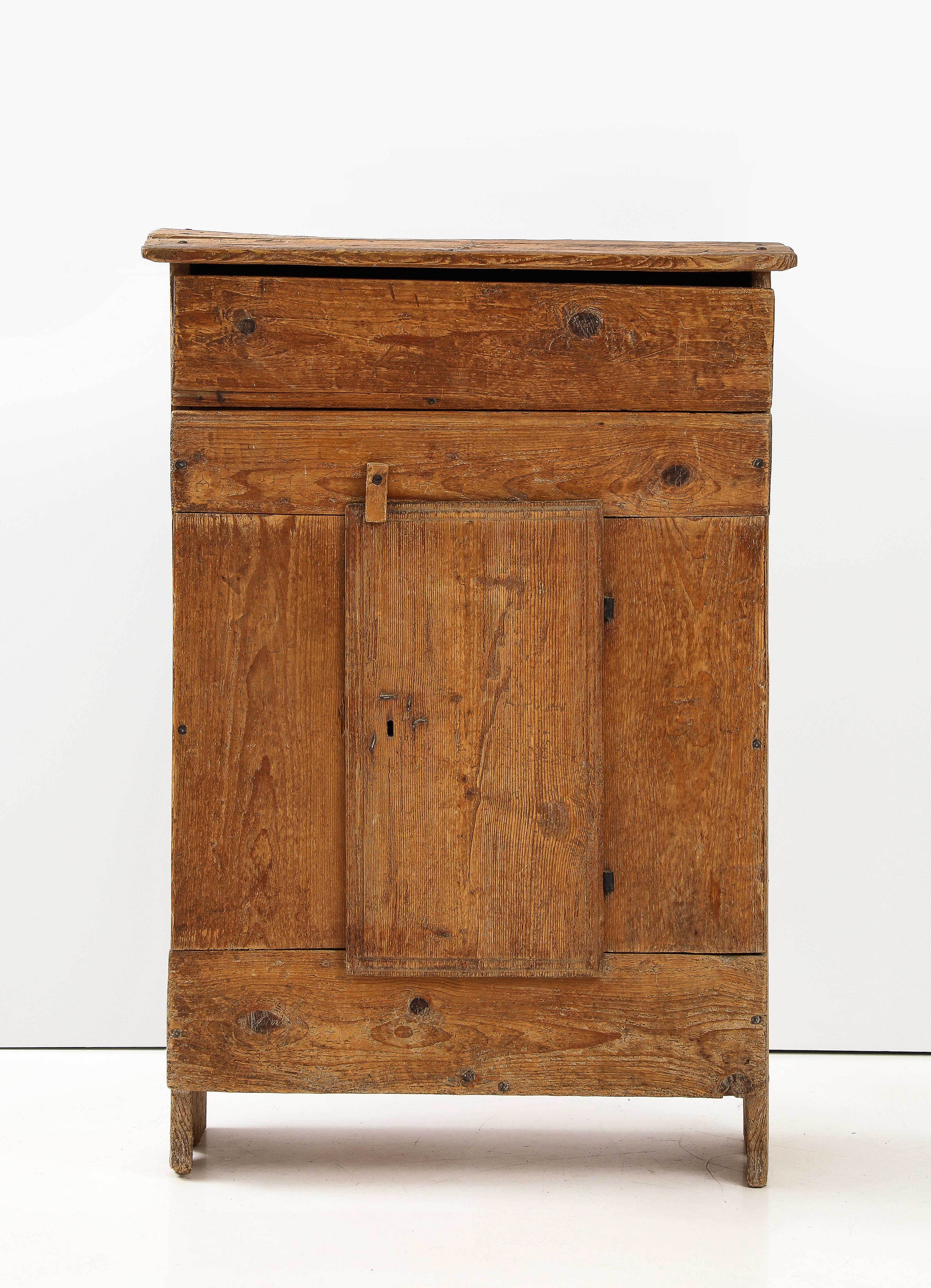 Merveilleuse armoire faite à la main avec un tiroir supérieur et deux étagères provenant des Alpes italiennes, date gravée sur le côté.