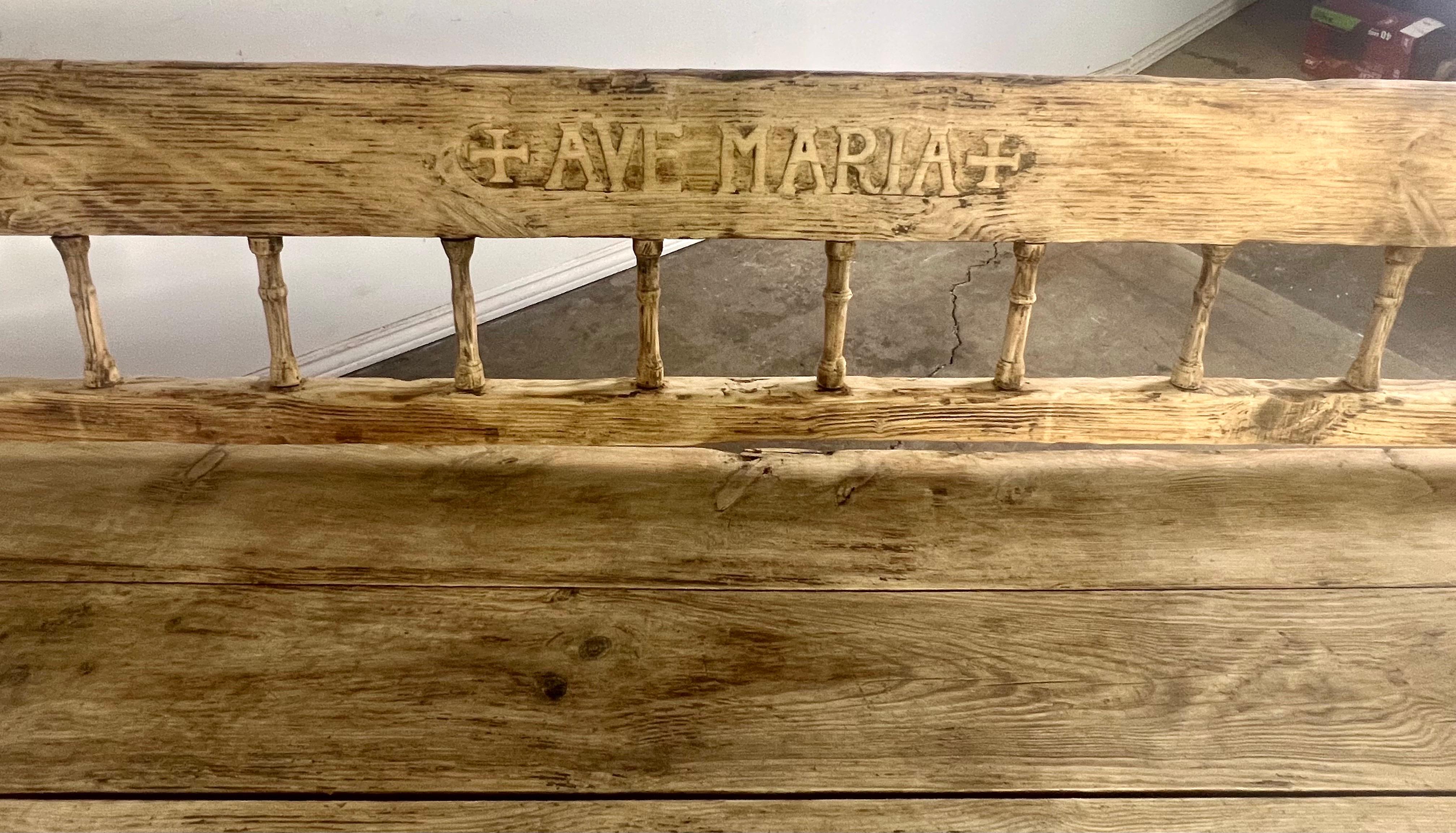 Banc rustique italien sculpté « Ave Maria » du début du 19e siècle en vente 9