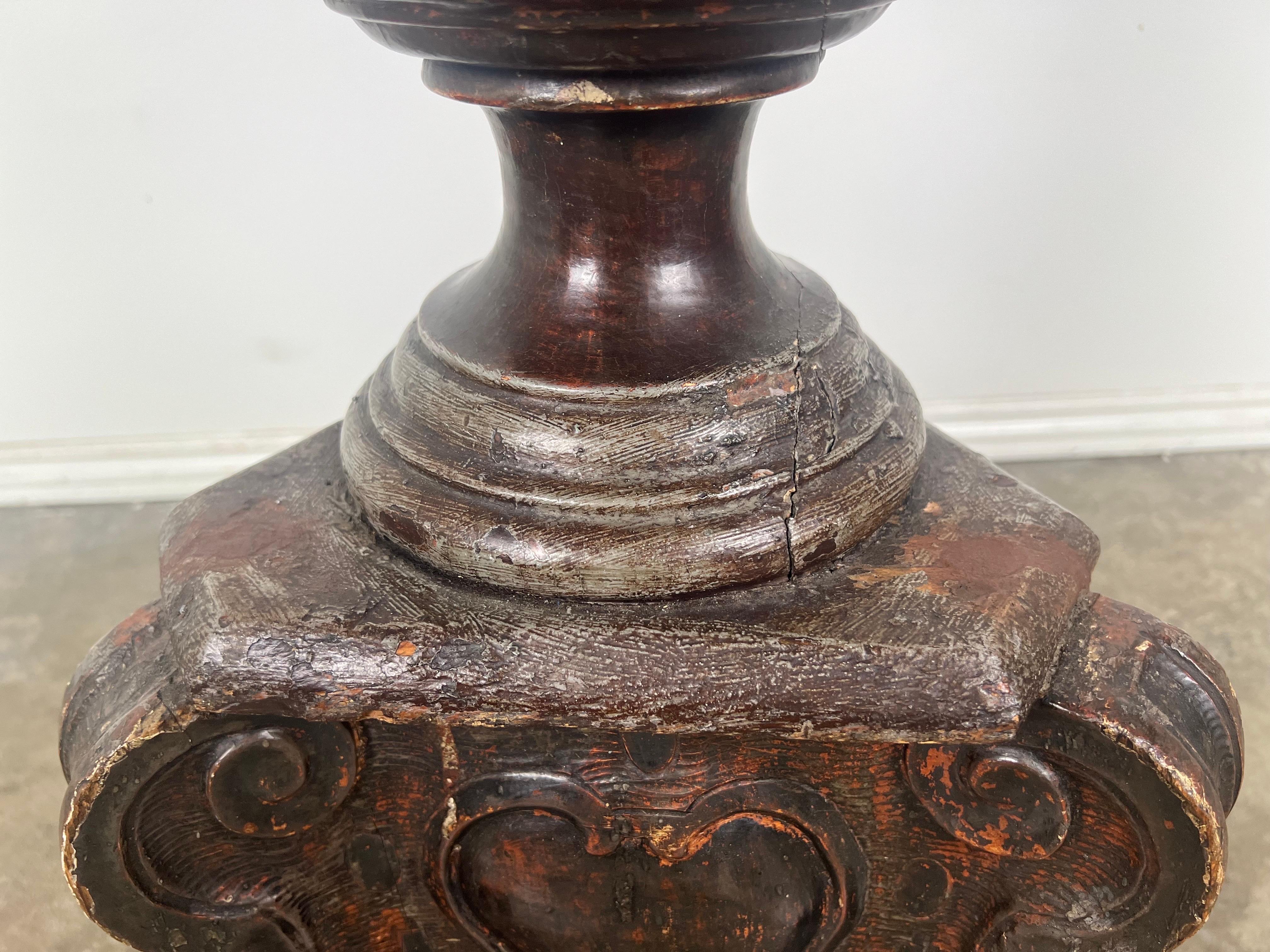 Noyer A.I.C., début du 19e siècle, lampe sur pied sculptée avec des cœurs en vente