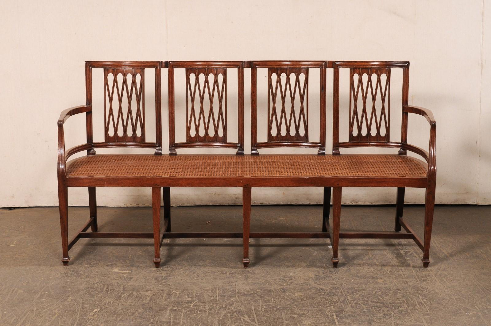 A.I.C. Wood Wood sculpté, 4 chaises à dossier avec siège en forme de canne. Bon état - En vente à Atlanta, GA