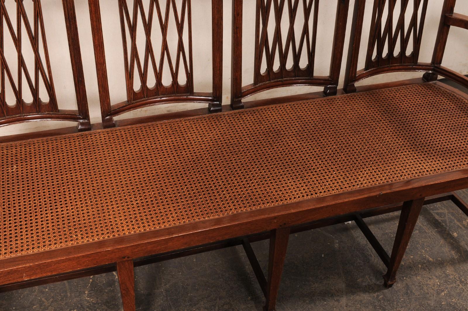 XIXe siècle A.I.C. Wood Wood sculpté, 4 chaises à dossier avec siège en forme de canne. en vente