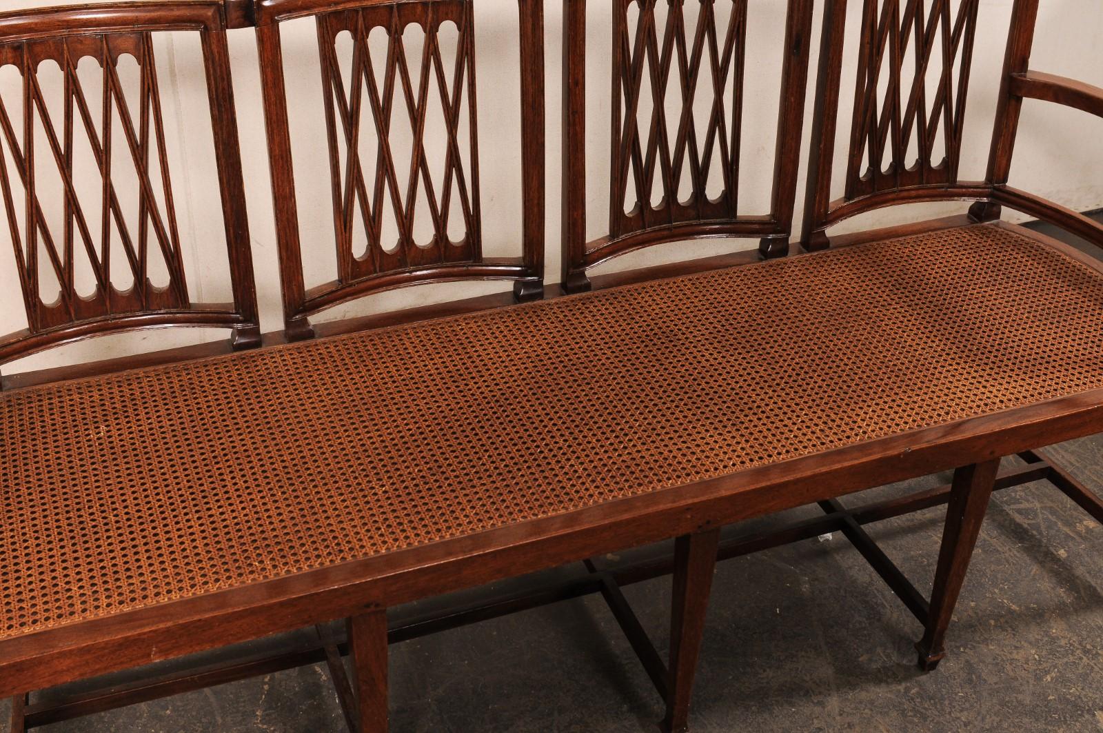 Bois A.I.C. Wood Wood sculpté, 4 chaises à dossier avec siège en forme de canne. en vente