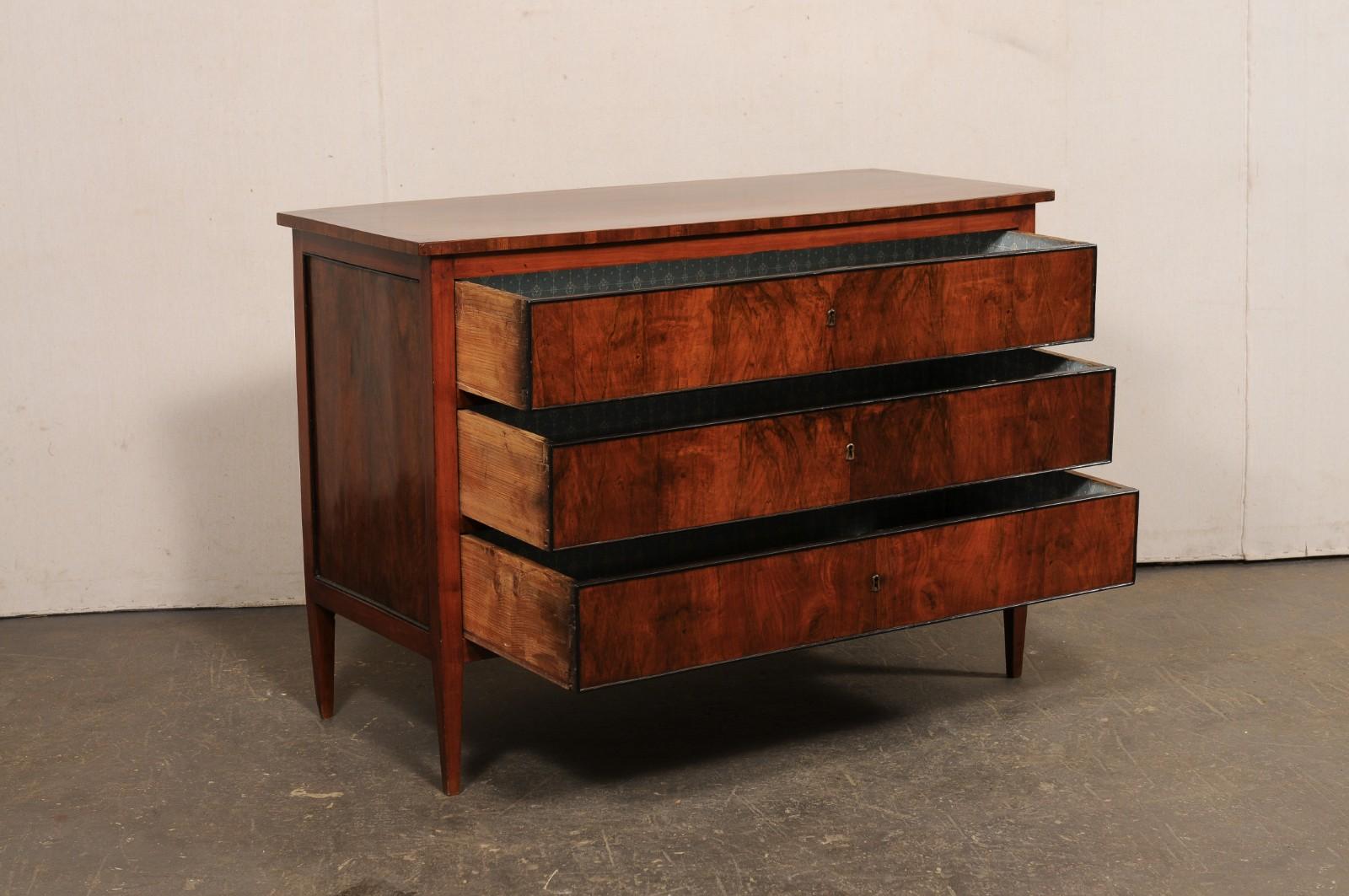 Italiano Cassettone a 3 cassetti di inizio Ottocento italiano dal design pulito in vendita