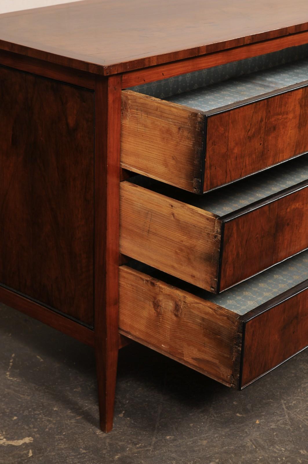 Cassettone a 3 cassetti di inizio Ottocento italiano dal design pulito In condizioni buone in vendita a Atlanta, GA