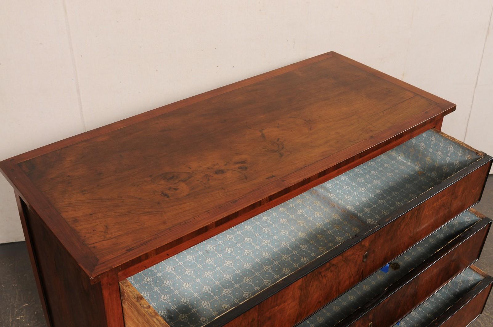 XIX secolo Cassettone a 3 cassetti di inizio Ottocento italiano dal design pulito in vendita