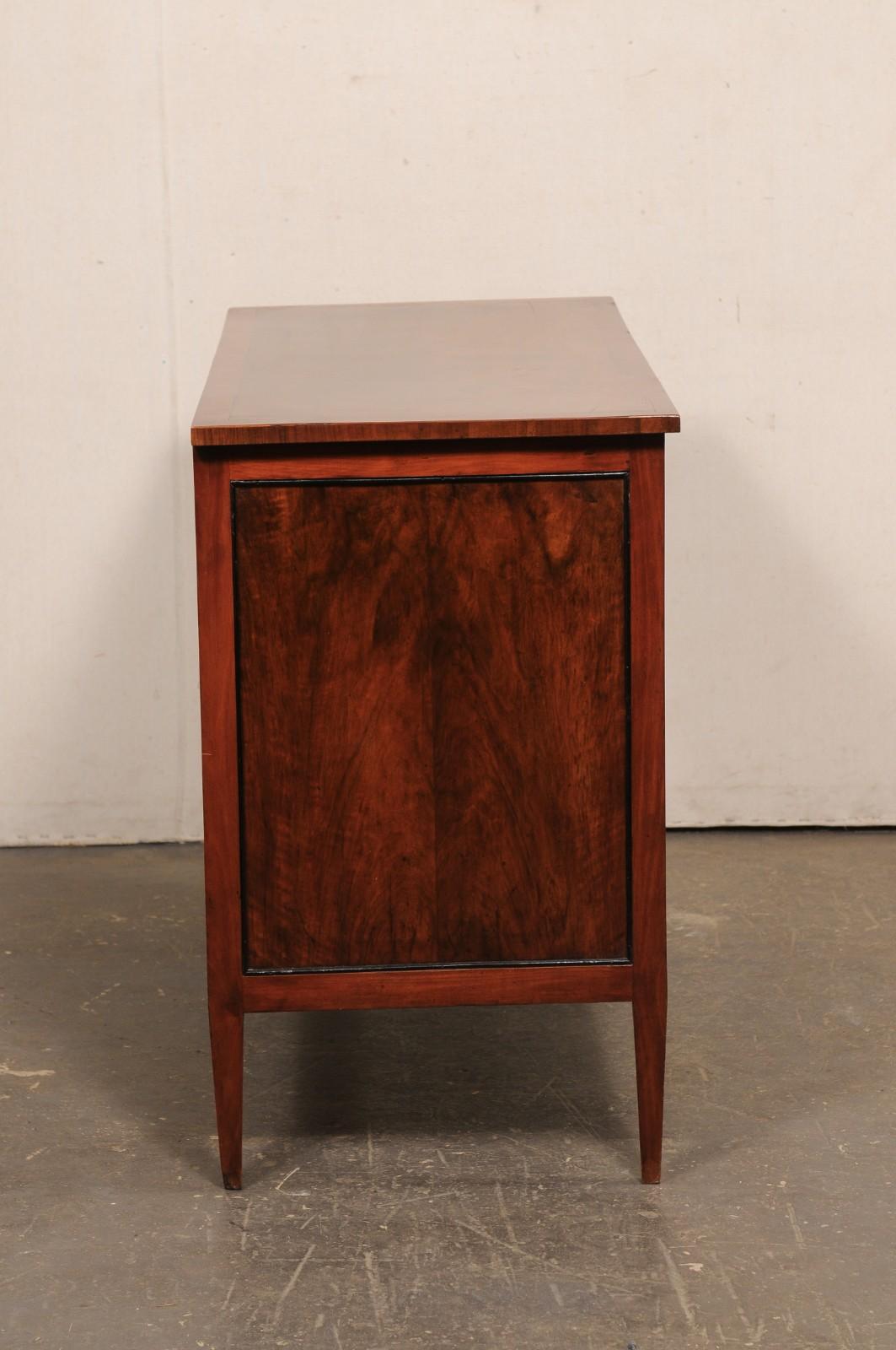 Legno Cassettone a 3 cassetti di inizio Ottocento italiano dal design pulito in vendita