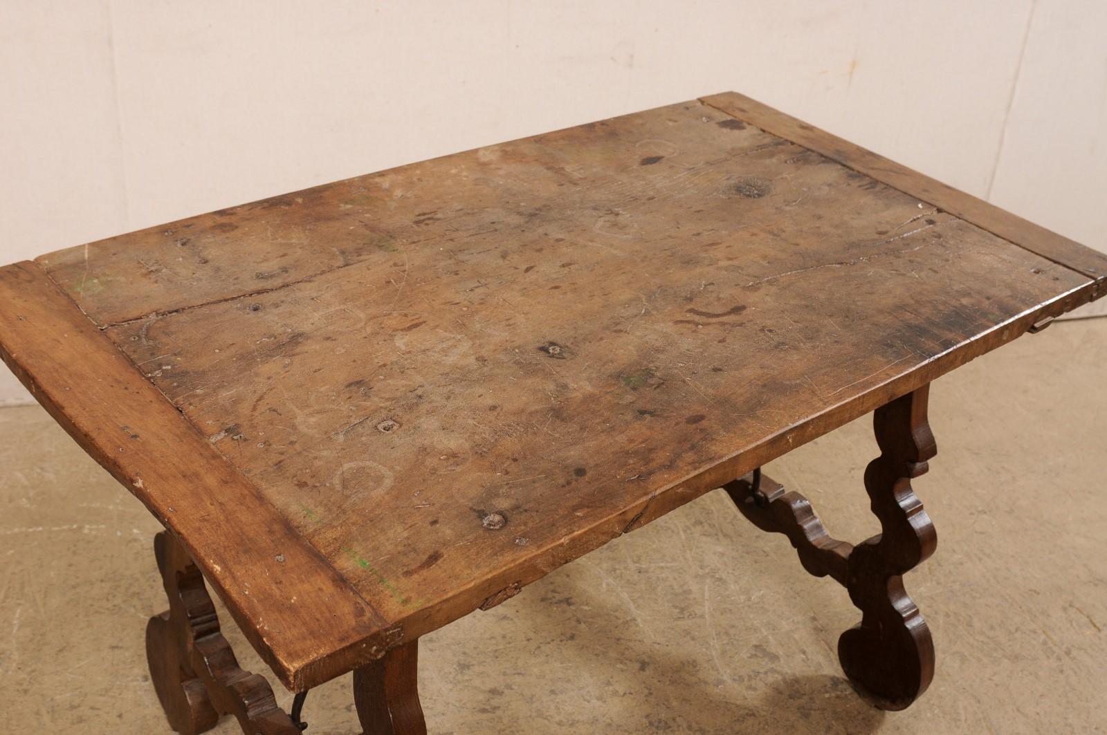 Fer Table italienne en noyer Fratino du début du 19e siècle avec traverse en fer forgé en vente