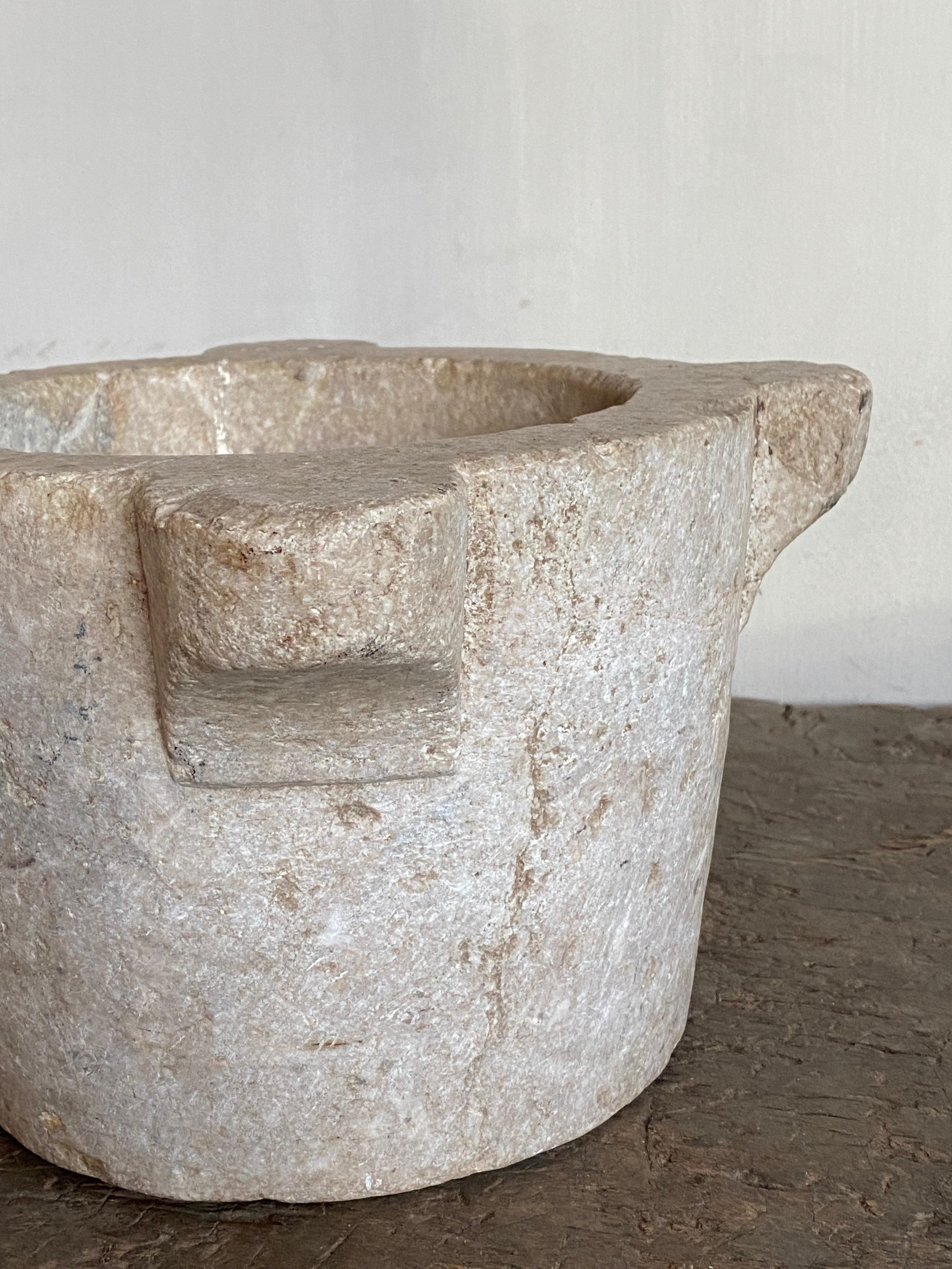 Questo mortaio italiano del XIX secolo è eccezionalmente grande, splendidamente scolpito in marmo e ha resistito alla prova del tempo.

Un marmo beige con un tocco di grigio.
Unico nel suo genere grazie al modello semplice e alle dimensioni, che