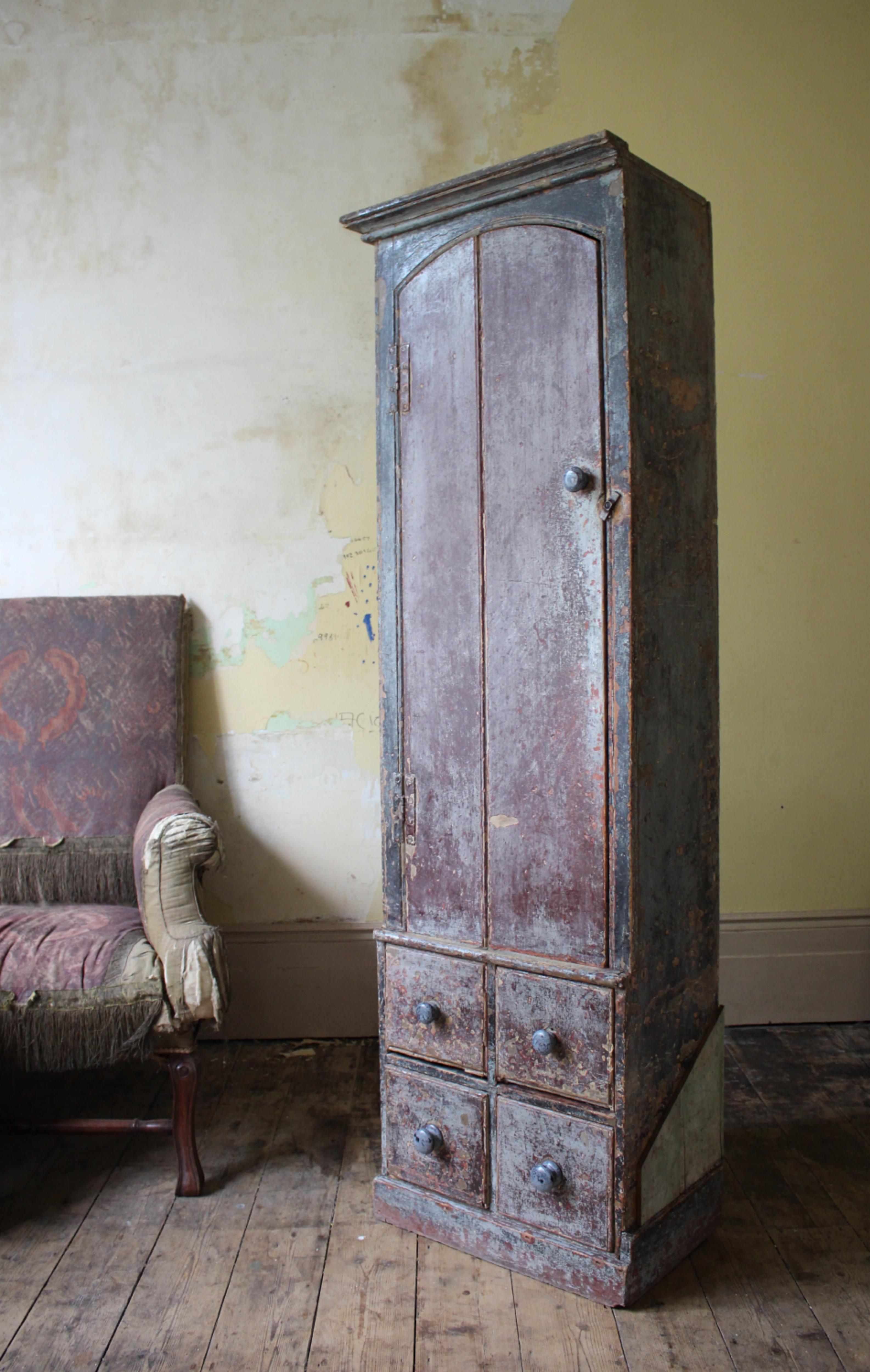 Armario estrecho pintado original inglés de principios del siglo XIX para casa de campo Georgian House Pino en venta