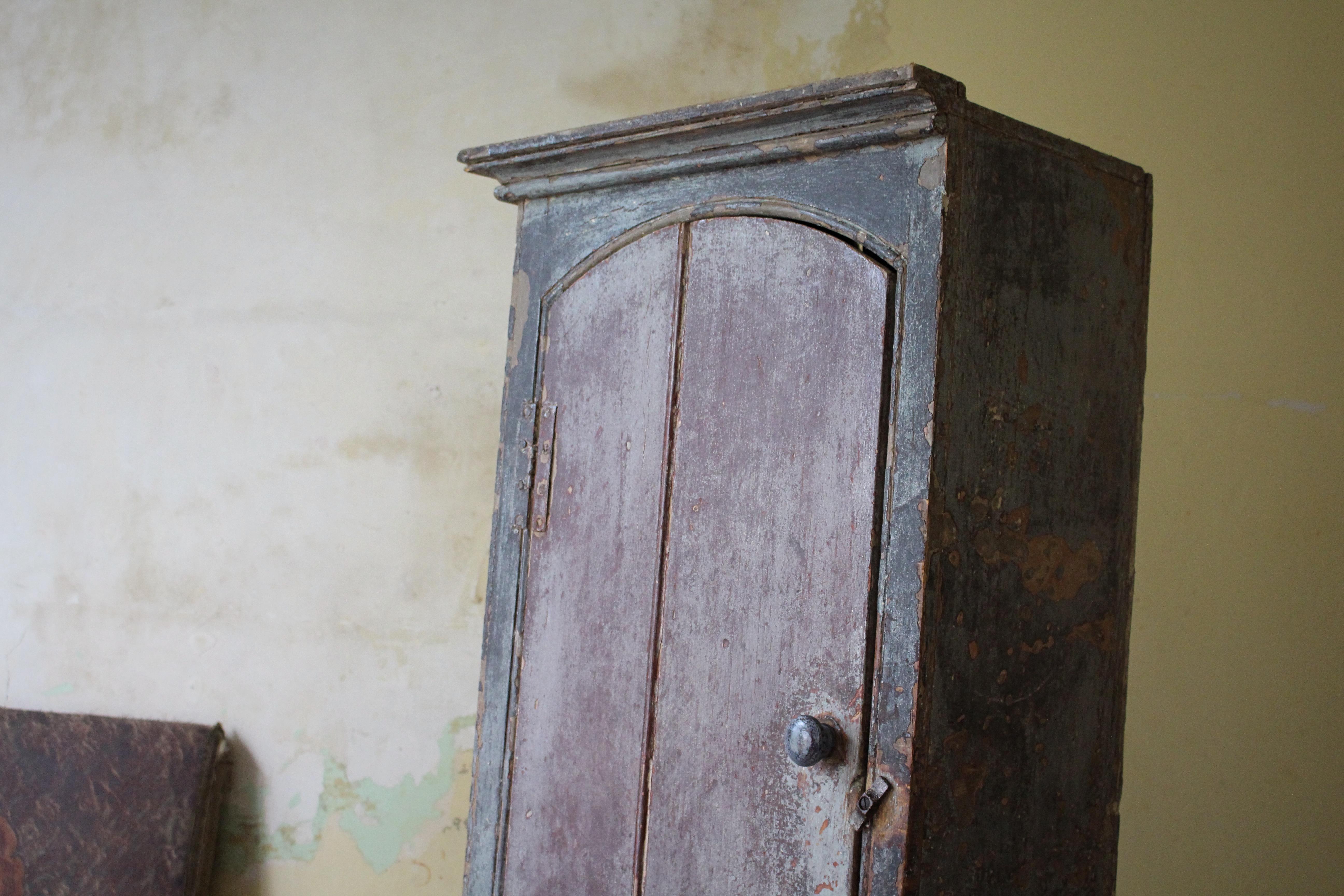 Armario estrecho pintado original inglés de principios del siglo XIX para casa de campo Georgian House en venta 1