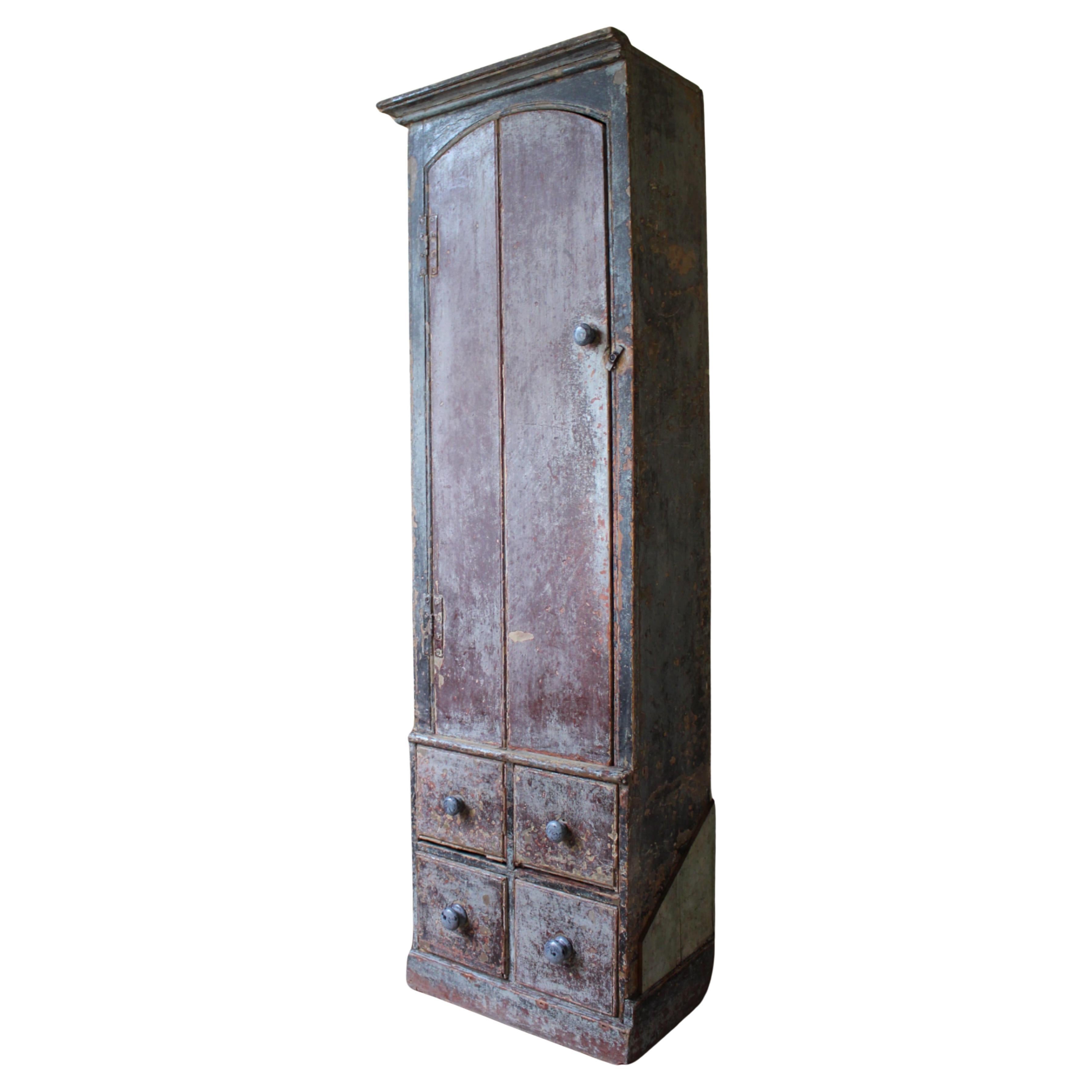 Frühes 19. Jh. Original bemalter englischer Landhausschrank im georgischen Stil Schmaler Schrank