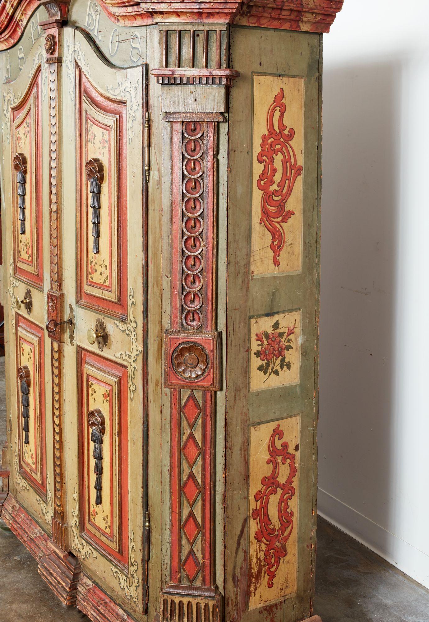 Peint à la main Début du 19e siècle Armoire baroque peinte en vente