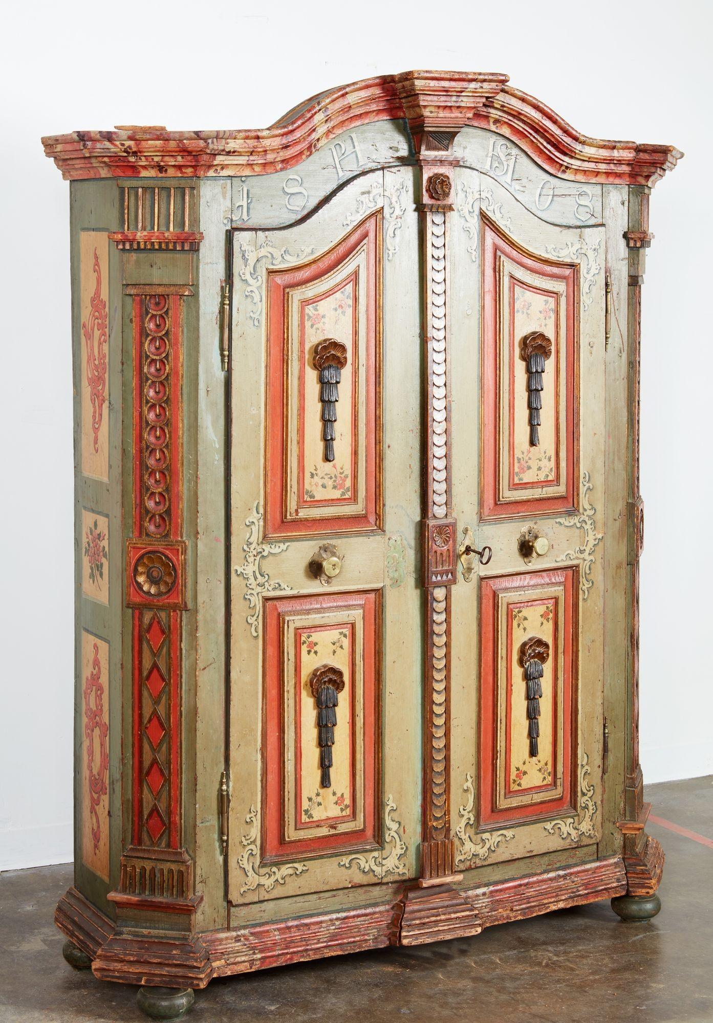 Pin Début du 19e siècle Armoire baroque peinte en vente