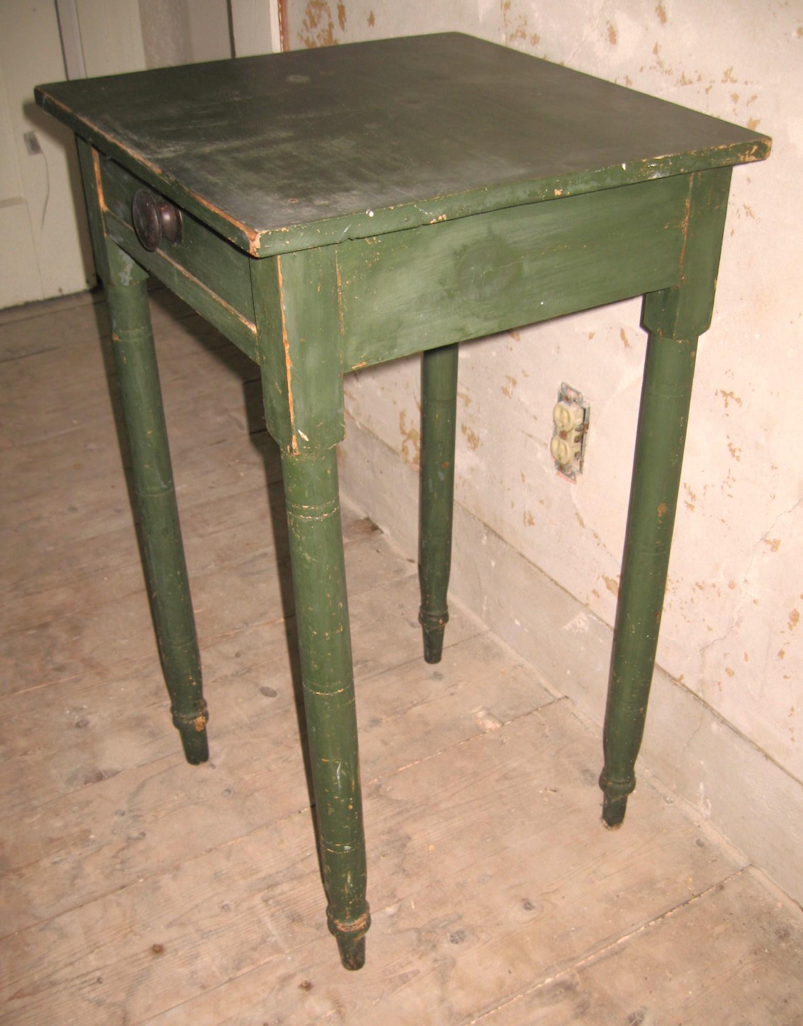 Stand primitif à 1 tiroir, début du 19ème siècle, joli stand ancien dans la vieille peinture verte. Fabriqué en pin. Les pieds tournés sont épinglés aux tabliers. Joli tiroir à queue d'aronde. Peinture verte d'origine telle qu'elle sortait de ma