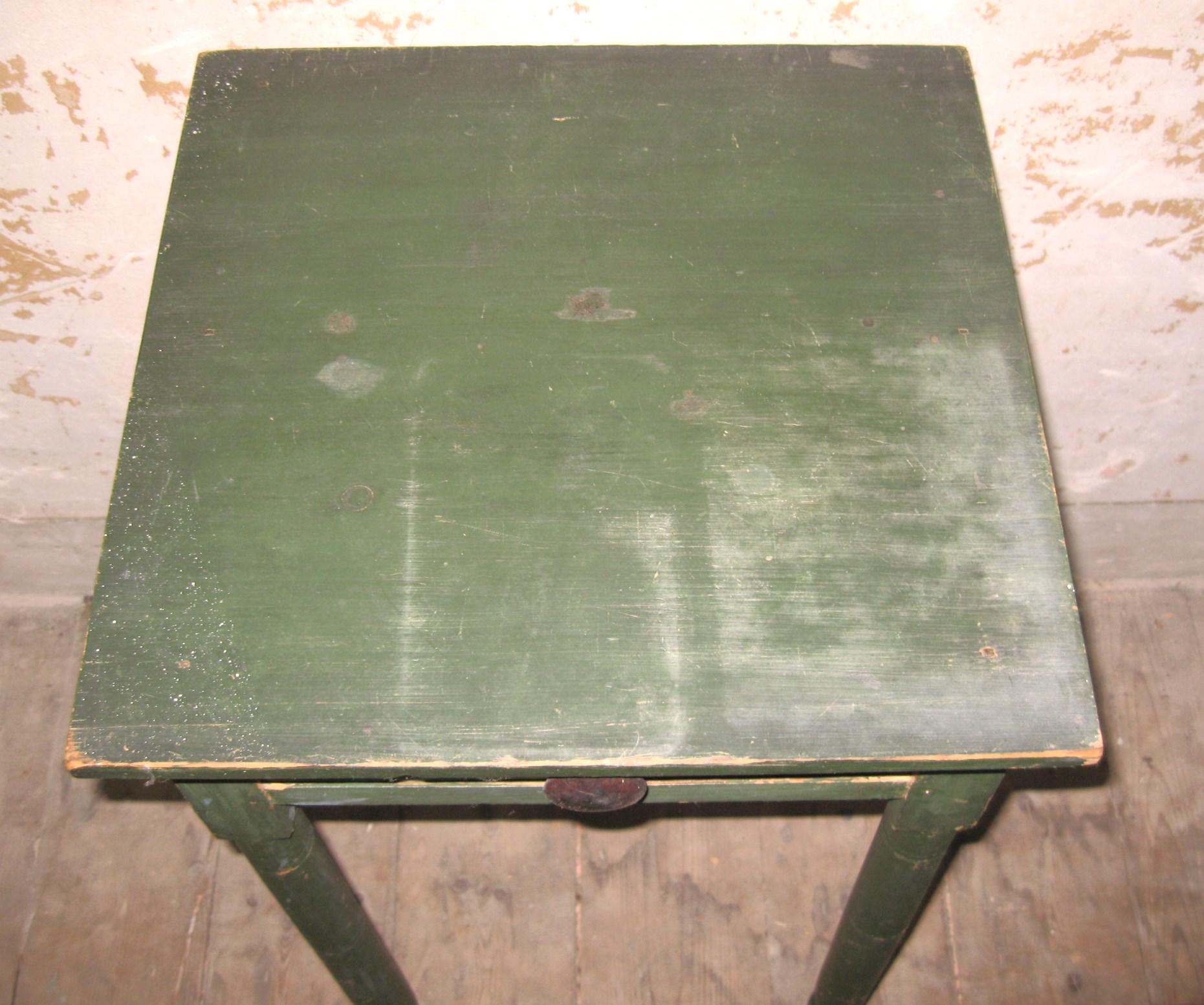 Primitif Support primitif à 1 tiroir du début du XIXe siècle en peinture verte ancienne en vente
