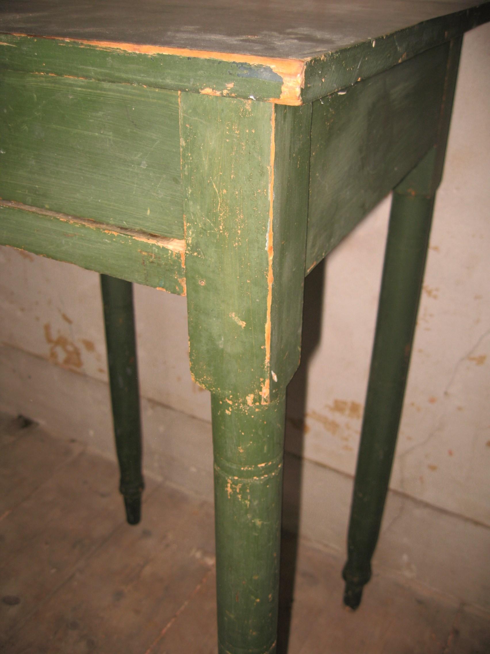 Américain Support primitif à 1 tiroir du début du XIXe siècle en peinture verte ancienne en vente