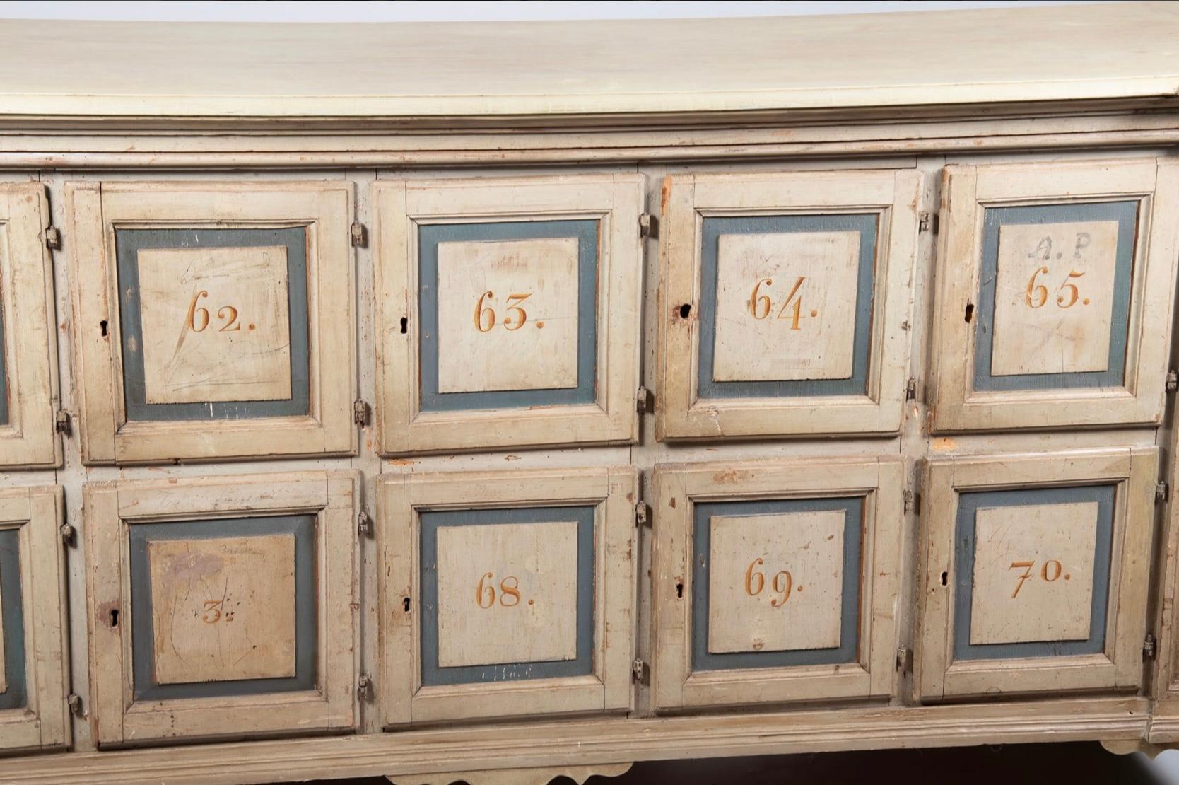 Early 19th-C. Rustic American Apothecary Cabinet / Credenza / Sideboard In Good Condition For Sale In Kennesaw, GA