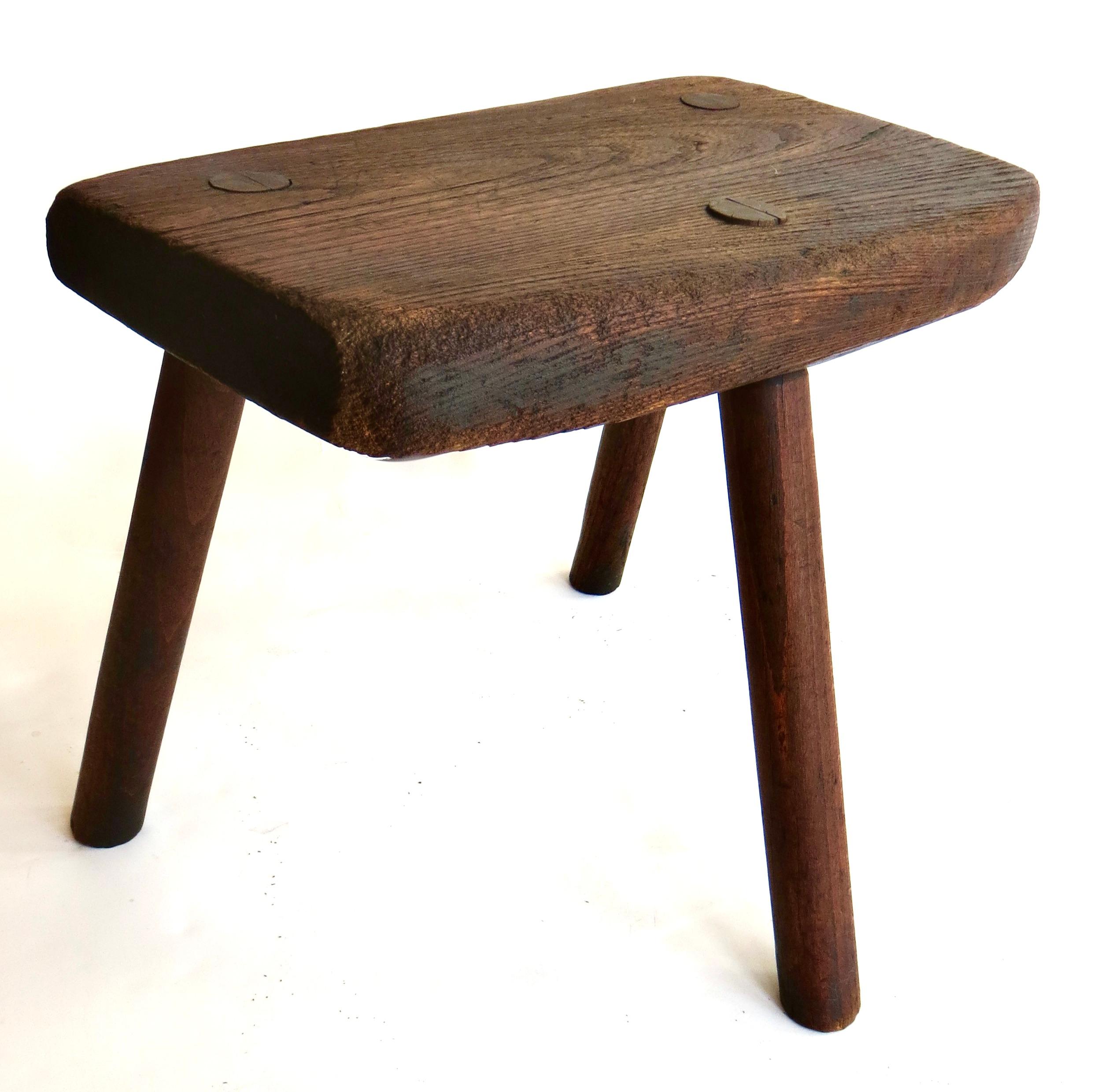 Authentique tabouret de traite en orme du début du 19e siècle avec des pieds en frêne ; sculpté à la main et conservant la surface d'origine avec une belle patine et une belle finition ; pas de restauration ou de réparation d'aucune sorte. Plateau