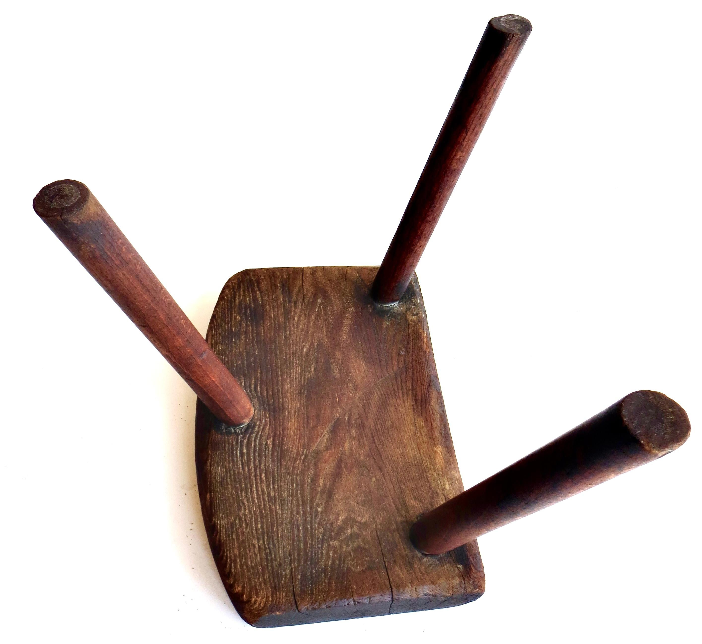 Anglais Tabouret à lait géorgien provincial du début du 19e siècle, Angleterre, vers 1820 en vente