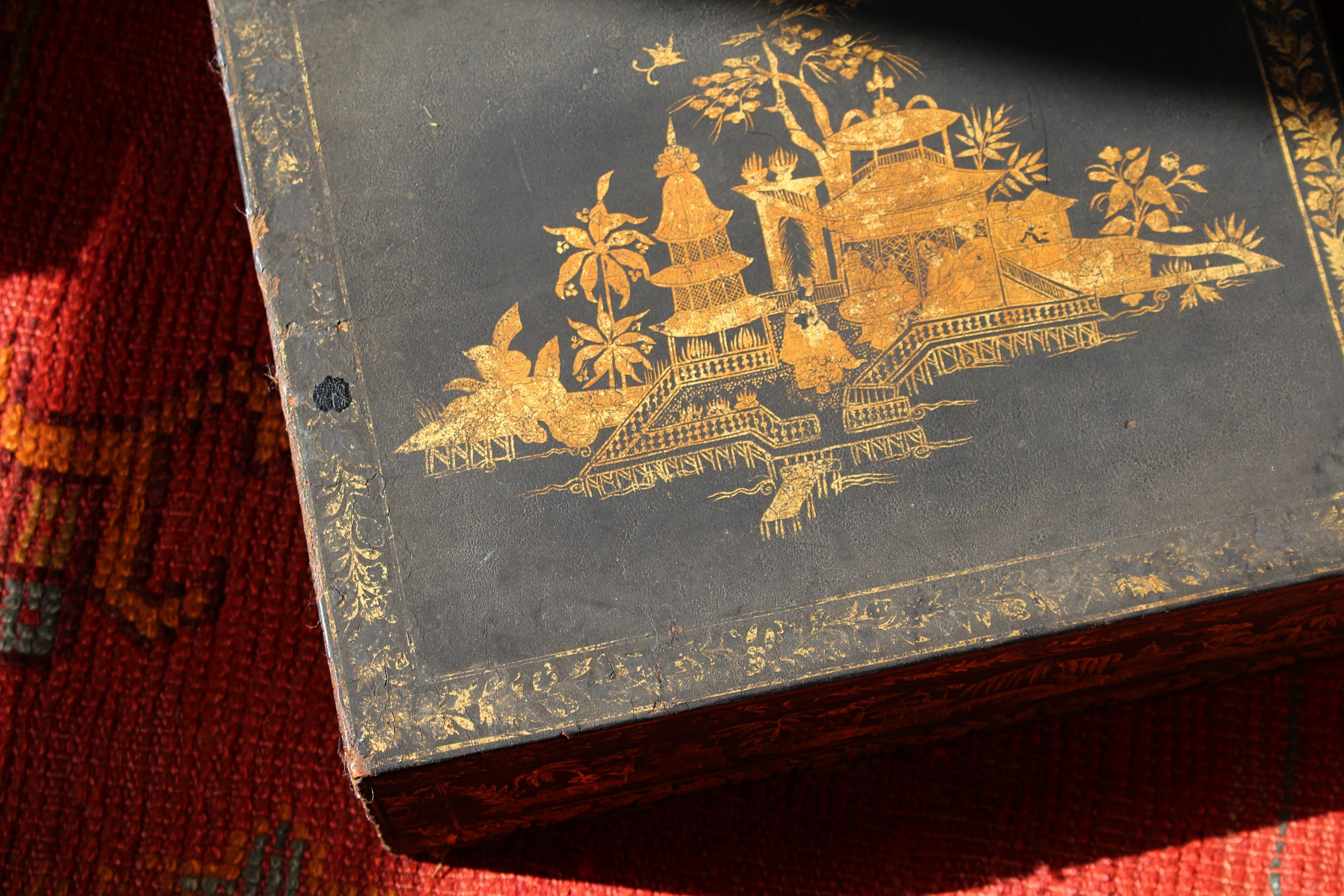 A beautifully faded early 19th century Japanese export jewellery box, 

Chinoiserie decorated with typically scenes, figures and foliage. The box has its originally lacquered segmented slip, areas of loss, craquelure to the surface nibbles and