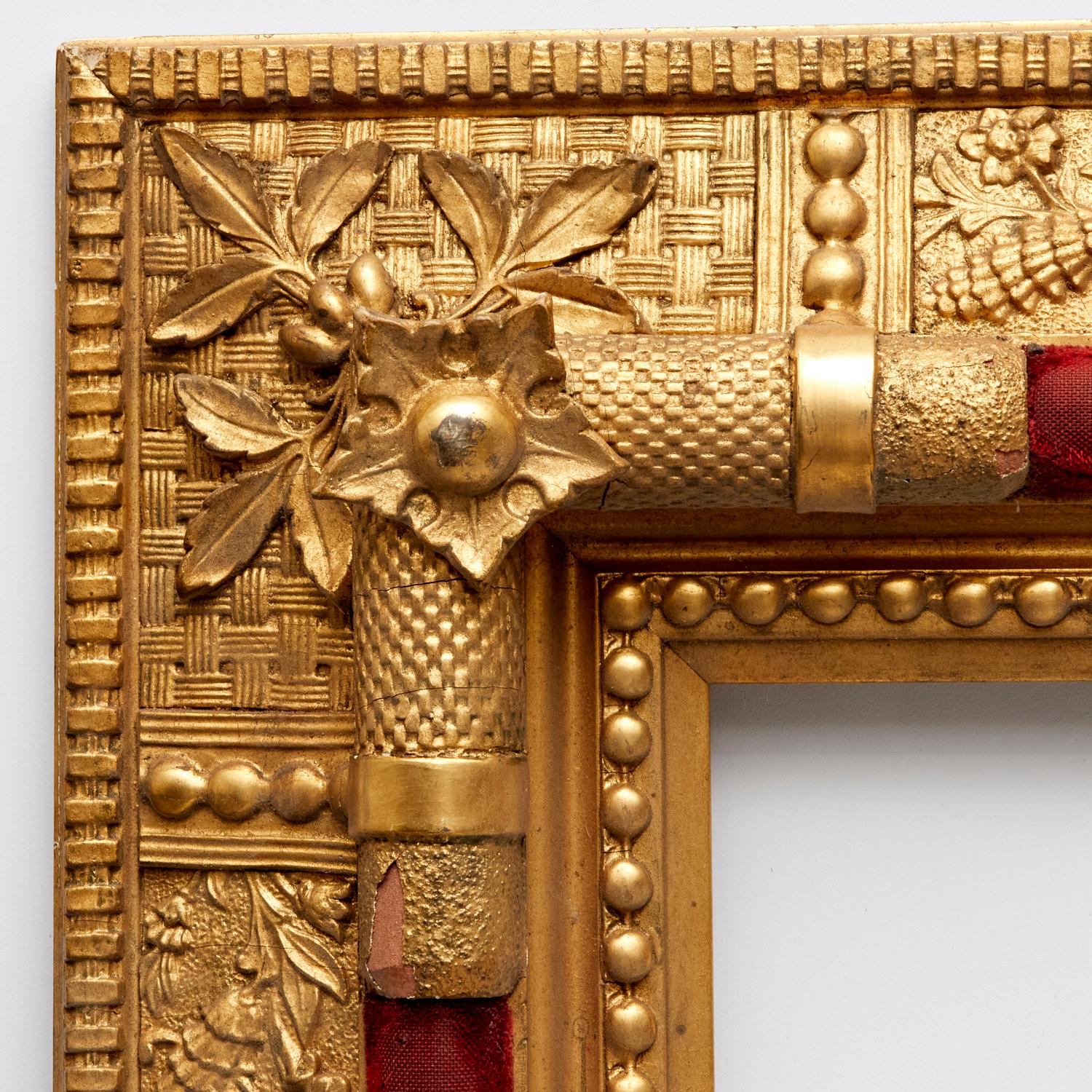 Frühes 19. Jh., ein wunderschön verzierter antiker Bilderrahmen. Der Rahmen ist aus Holz gefertigt und mit einer reichen, goldenen Oberfläche versehen, die Luxus und Raffinesse ausstrahlt. Die Grundfarbe ist ein warmes, vergoldetes Gold, das mit