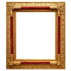 Cadre Empire du début du 19e siècle richement sculpté et doré avec accents de velours rouge