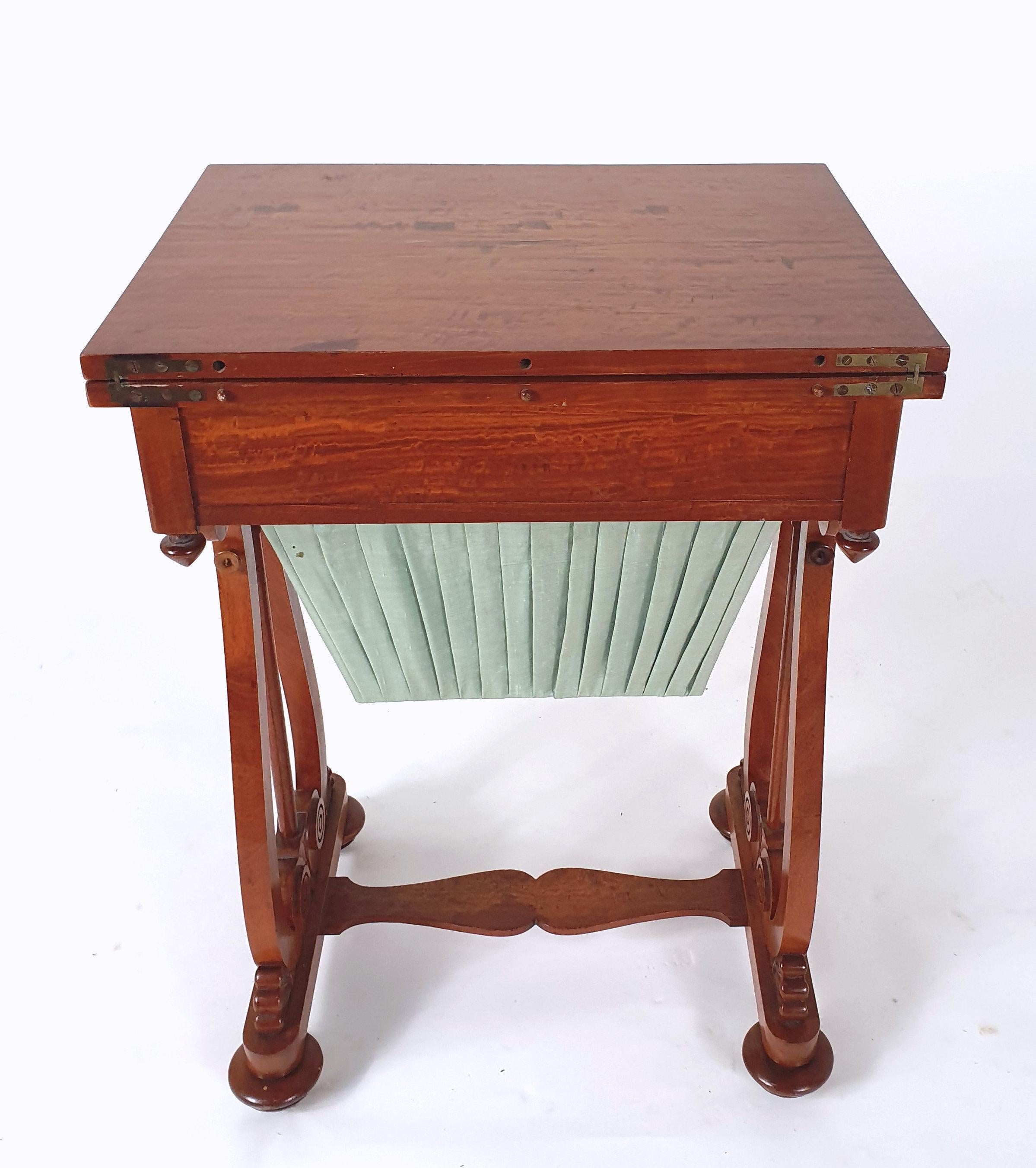 Early 19th Century Satinwood Games/Work Table with Folding Top For Sale 2