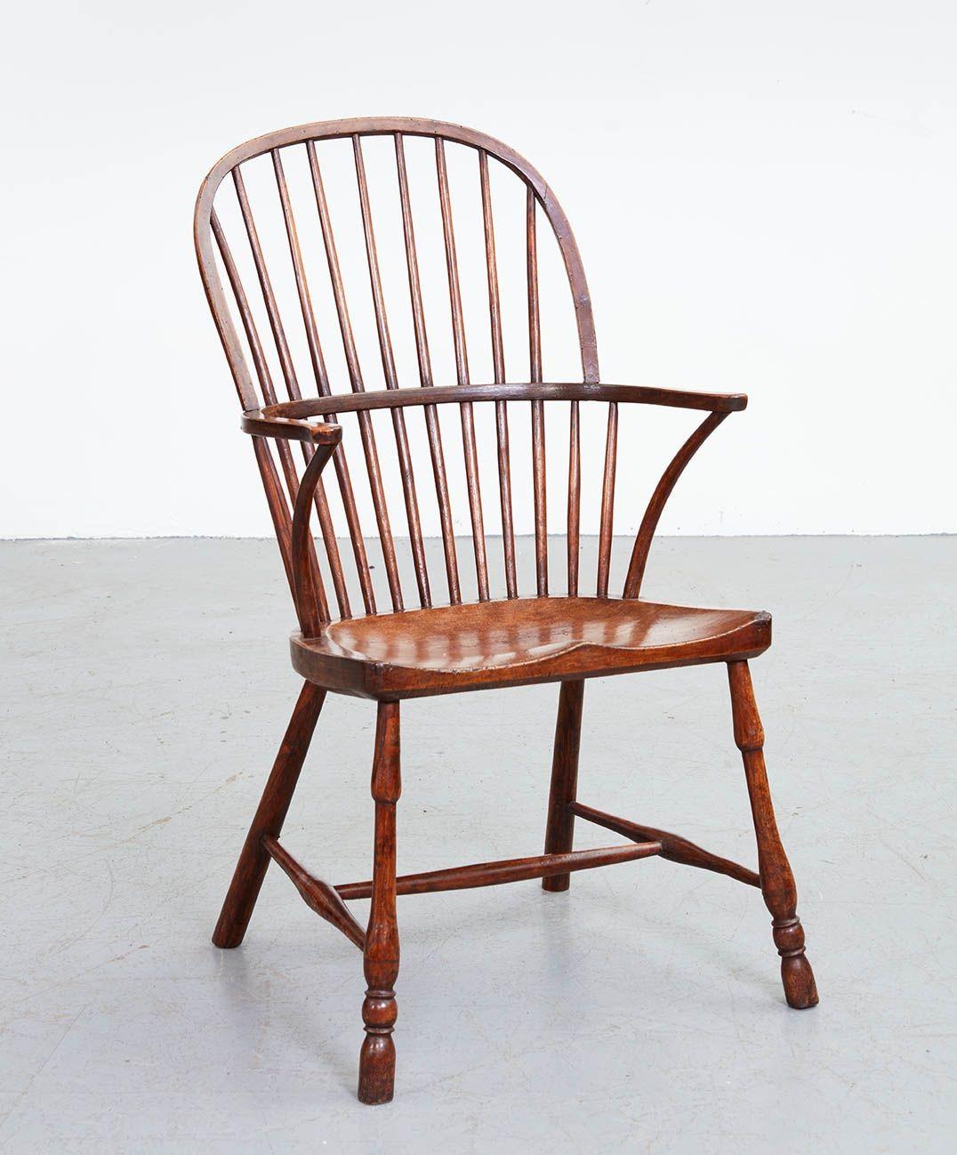Ein schottischer Windsor-Stuhl des frühen 19. Jahrhunderts aus patiniertem Ulmenholz mit Bügelrücken, Sattelsitz, gedrechselten Vorderbeinen und adhäsiven Hinterbeinen, die durch gedrechselte H-Strecker verbunden sind. Klassische Form und charmante