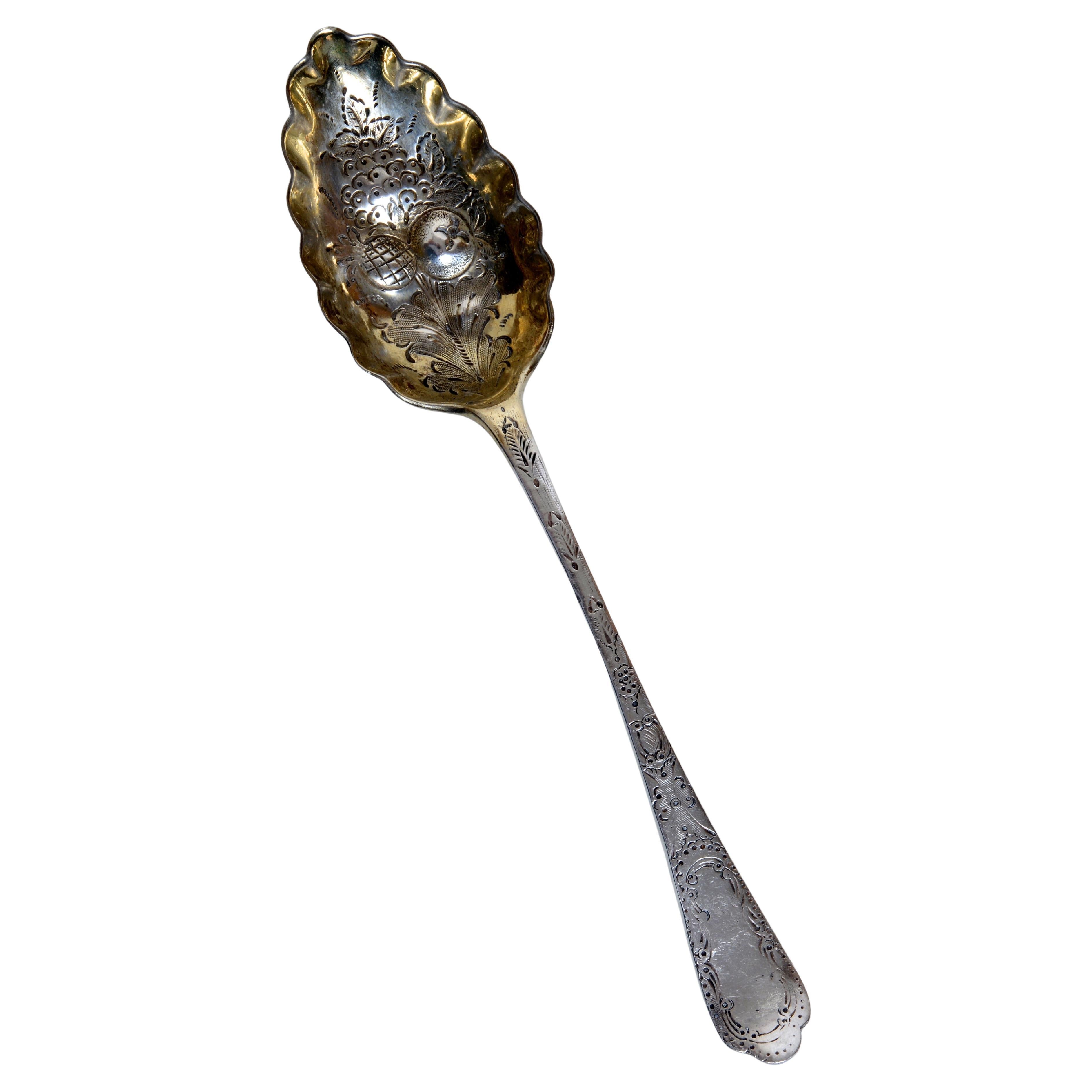 Cuchara para bayas de principios del siglo XIX, de plata de ley, con cuenco ondulado lavado en oro repujado