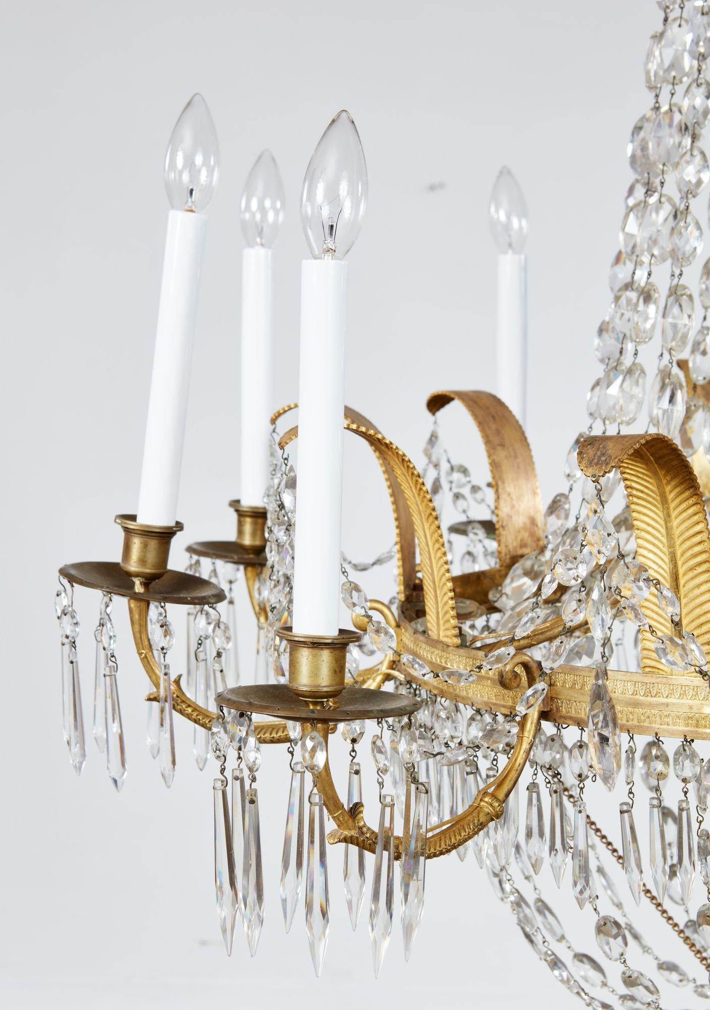 Frühes 19. Jahrhundert Schwedischer Kristall-Kronleuchter mit vergoldeten Metallfächern im Angebot 13
