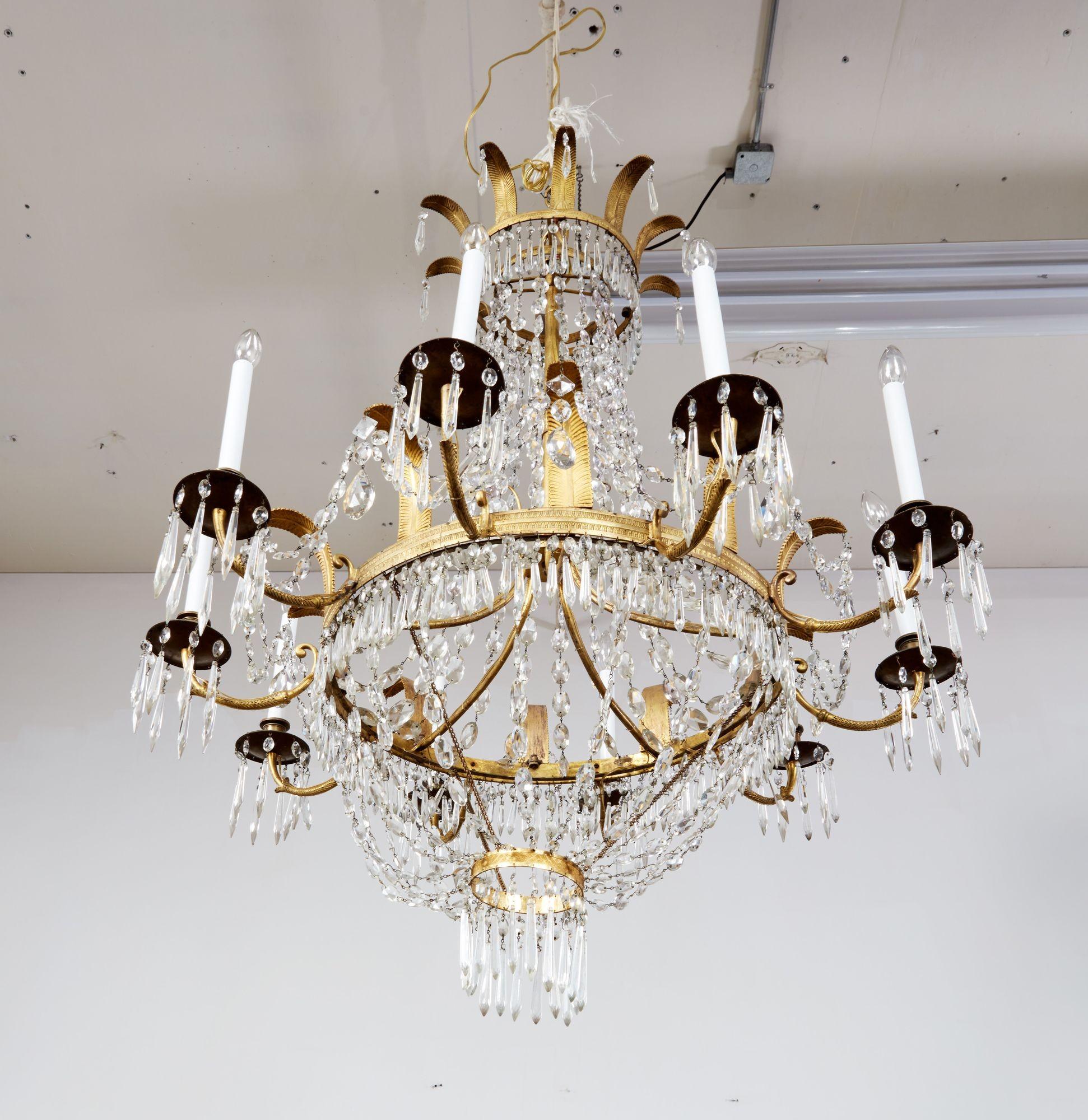 Ein raffinierter und eleganter schwedischer Kronleuchter aus dem frühen 19. Jahrhundert mit Girlanden aus Kristall auf einem vergoldeten Metallrahmen mit vergoldeten Metallfarnblättern. Ein oberer Kranz aus Farnblättern mit geschliffenen