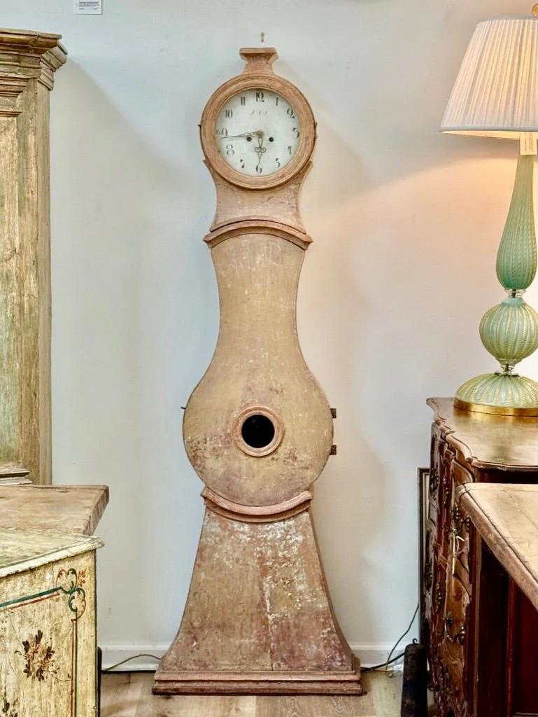 A.I.C. o orologio da pavimento svedese dell'inizio del XIX secolo con vernice originale in tonalità terracotta chiara e lavori originali. 

