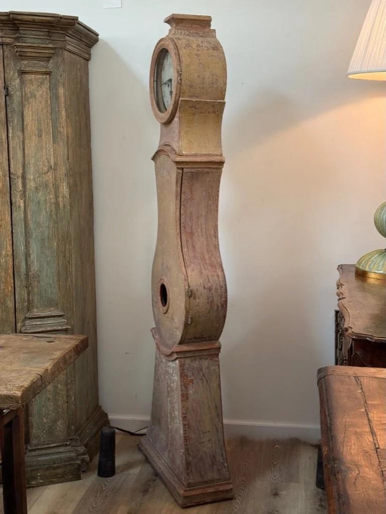 Legno Orologio da pavimento svedese dell'inizio del XIX secolo A.I.C. in vendita