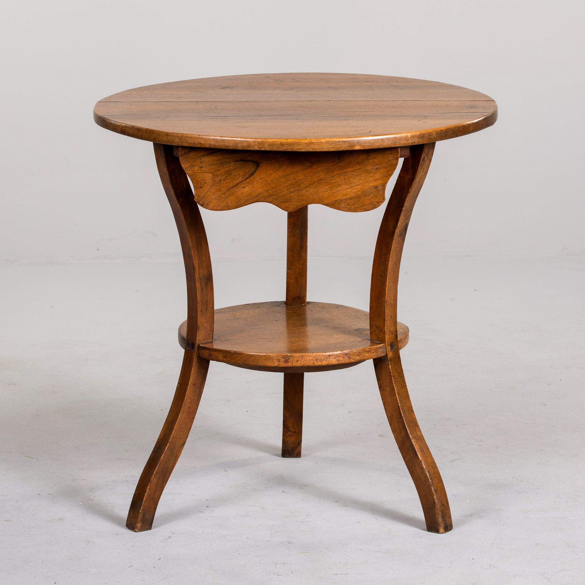Trouvé en France, ce guéridon date d'environ 1810. Fabriquée en noyer, la table à plateau rond comporte un seul tiroir fonctionnel, trois pieds incurvés et une étagère ronde inférieure. Fabricant inconnu. Très bon état général d'ancienneté avec une